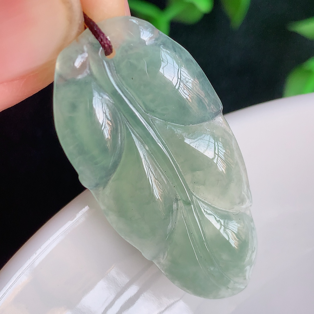 冰润金枝玉叶翡翠吊坠  老种起胶感  飘花灵动  寓意“金枝玉叶，大业有成，一夜成名”  饱满大气，水润通透。W357.31 尺寸：37.5-18.2-3mm