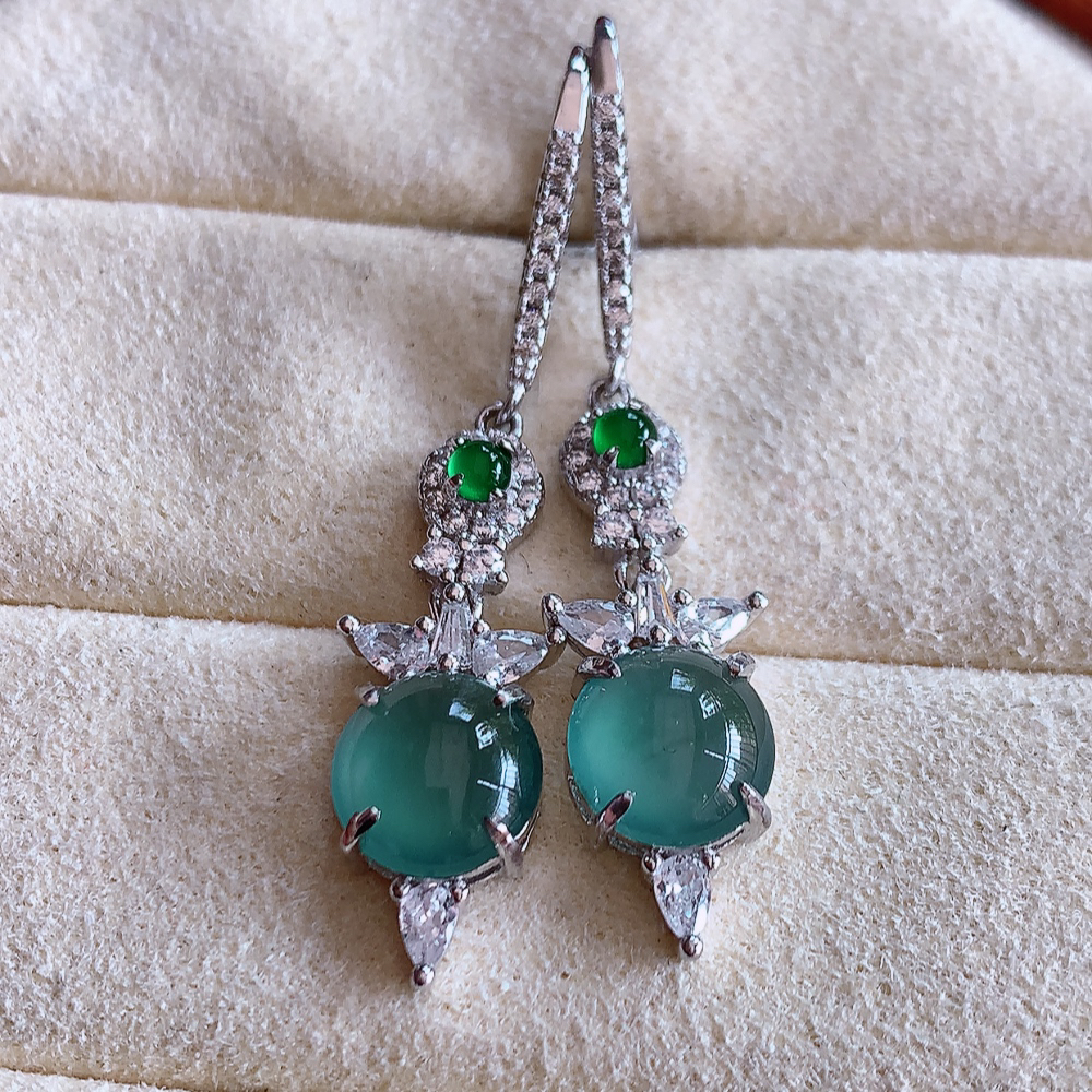 冰晴水翡翠925银镶嵌耳钉，自然光实拍，翠色灵动，颜色漂亮，种老水足，品相佳，佩戴佳品！W502.31  取一整体尺寸：23.5-8.4-4.8mm  裸石尺寸：7.5mm