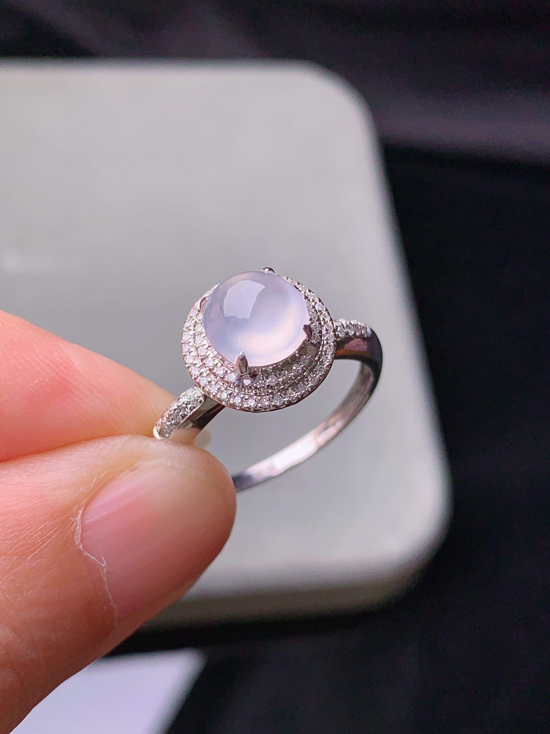 18k金钻镶嵌冰种蛋面戒指 玉质细腻 色泽艳丽清新 水润亮眼 圈口13.5 整体尺寸10.5*18.2*9.3j2