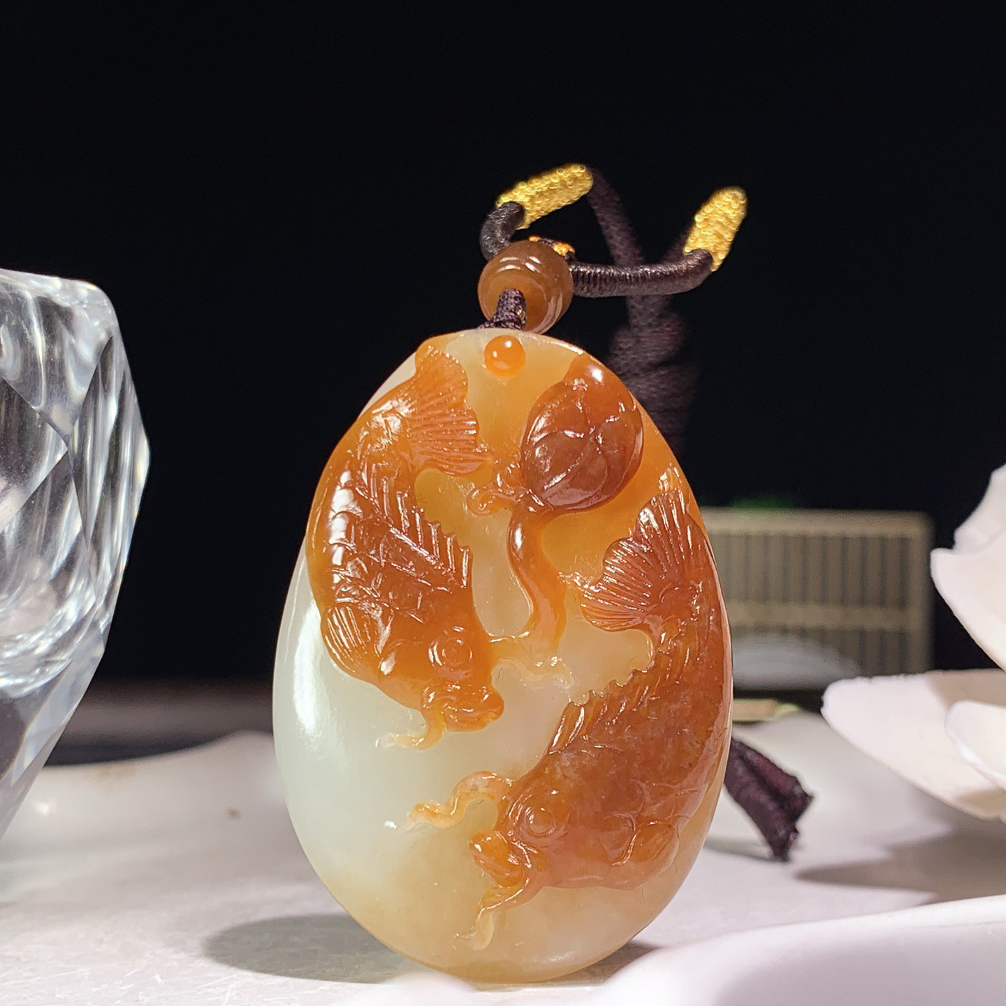 新疆和田玉且末糖年年有余挂件。尺寸43/30/14重28克 玉质细腻油润 底色纯净 脂粉好，品质好。