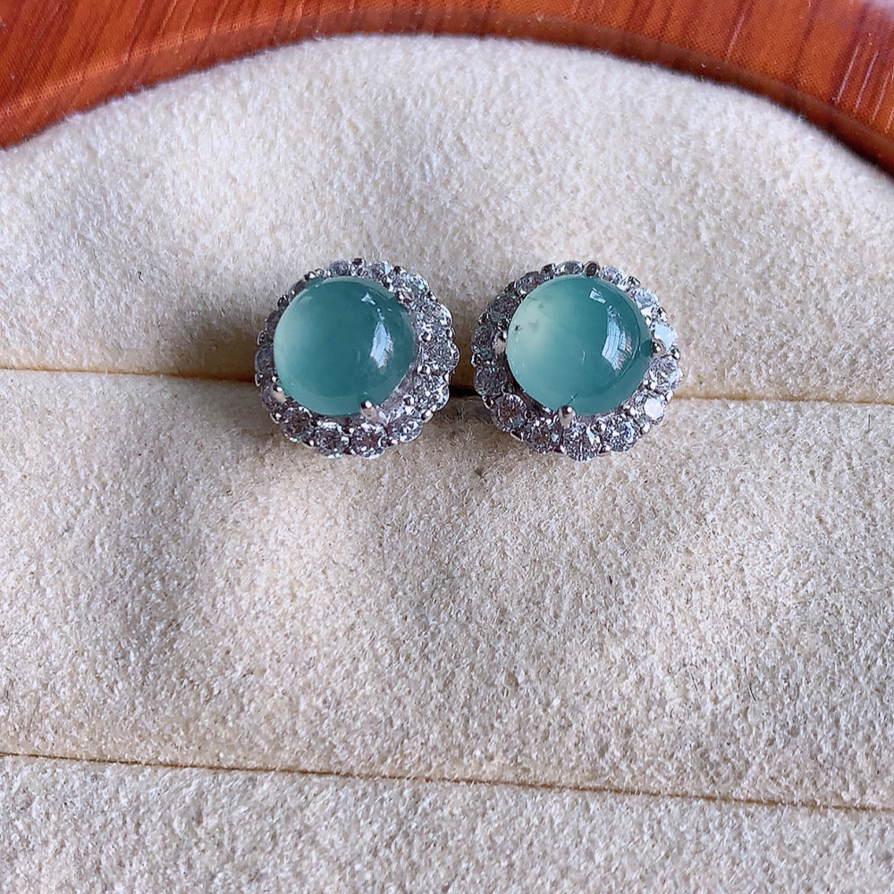 冰晴水翡翠925银镶嵌耳钉，自然光实拍，翠色灵动，颜色漂亮，种老水足，品相佳，佩戴佳品！W481.31  取一整体尺寸：9-8mm  裸石尺寸：6.2mm