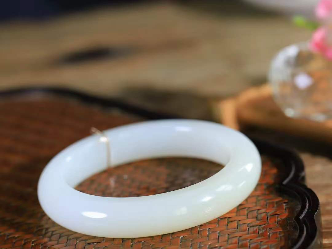 （一见倾心.手镯）

精品和田玉双色手镯，玉质温润细腻 油性十足 手感舒适，高华雅逸，线条流畅，简约