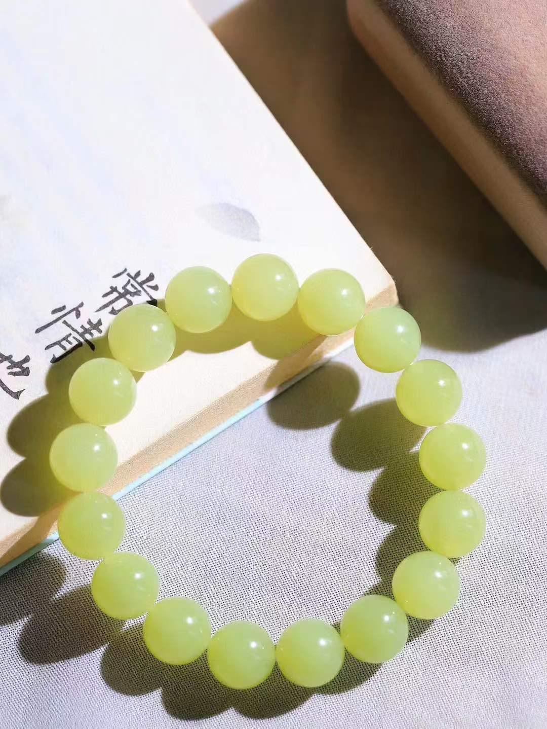 【珠圆玉润.手串】

精品和田玉黄口珠圆玉润手串 玉质温润细腻  整串打磨圆润，佩戴舒适。珠珠落玉盘，间关莺语花底滑，一生美好时光，无论身在何处，都有它相伴相守。事事顺遂，幸福美满，吉祥如意。重45.2克 尺寸取一12mm FDL-1640100