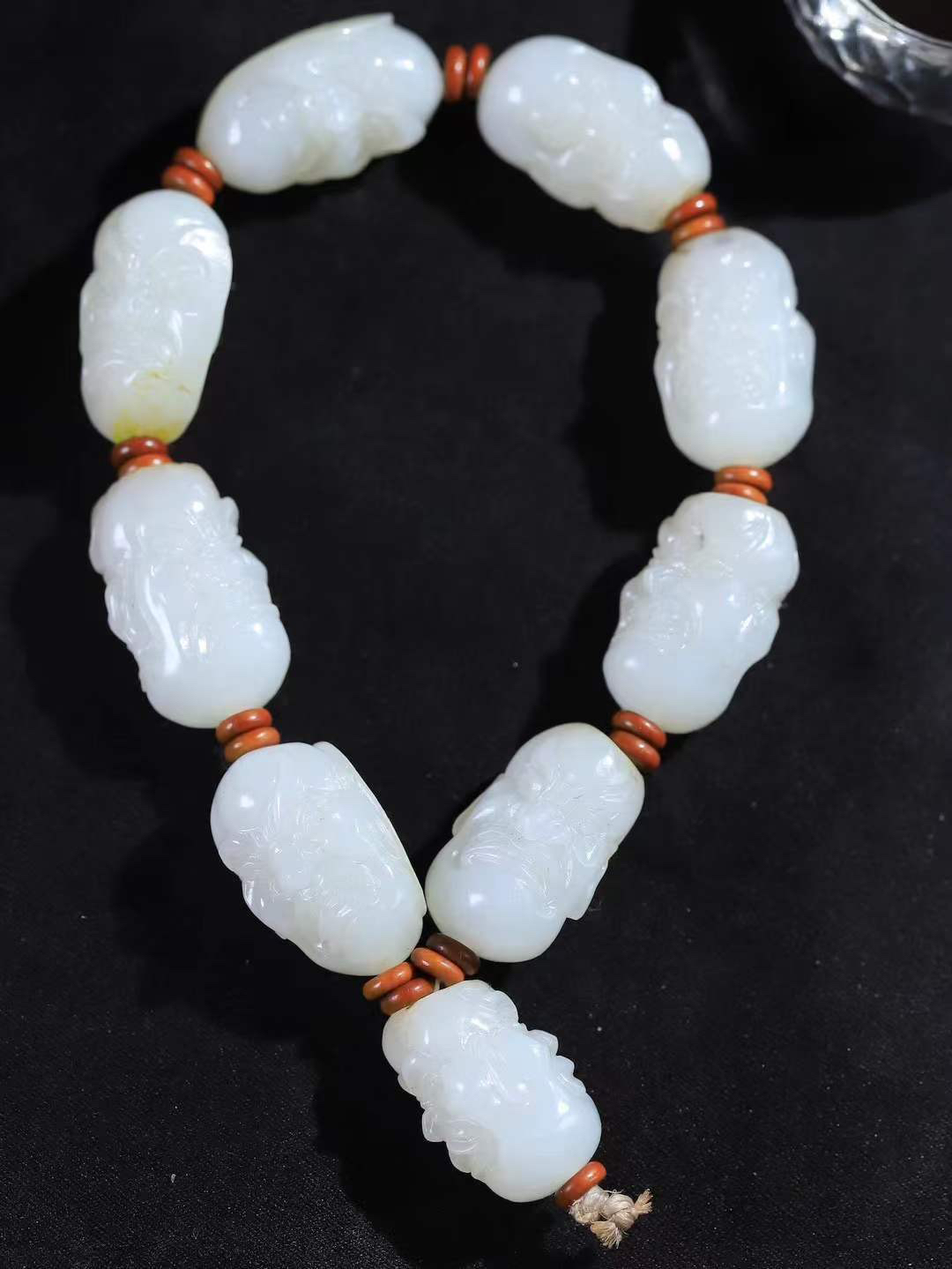 【籽.十八罗汉.手串】

新疆和田籽料罗汉手串，玉质温润细腻 油性十足 精工雕琢 整器雕工精细，刻画生动传神，纹路曲线流畅而富于变化，细致精密，即体现磅礴之势，又萦绕着佛家罗汉之佛禅之像。寓意天海无恙，国泰民安。重83.3克  尺寸取一24.8-16-17.5mm  FDA-11362700