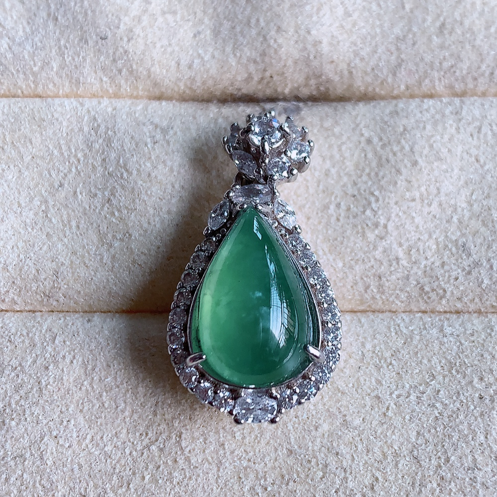 冰水滴翡翠吊坠，款式新颖时尚，日常百搭的款。925银镶嵌  满满的份量感，清新自然 上身效果优雅迷人！性价比超值  W357.31  整体尺寸：25.8-13.2-10mm   裸石尺寸：13.3-8mm