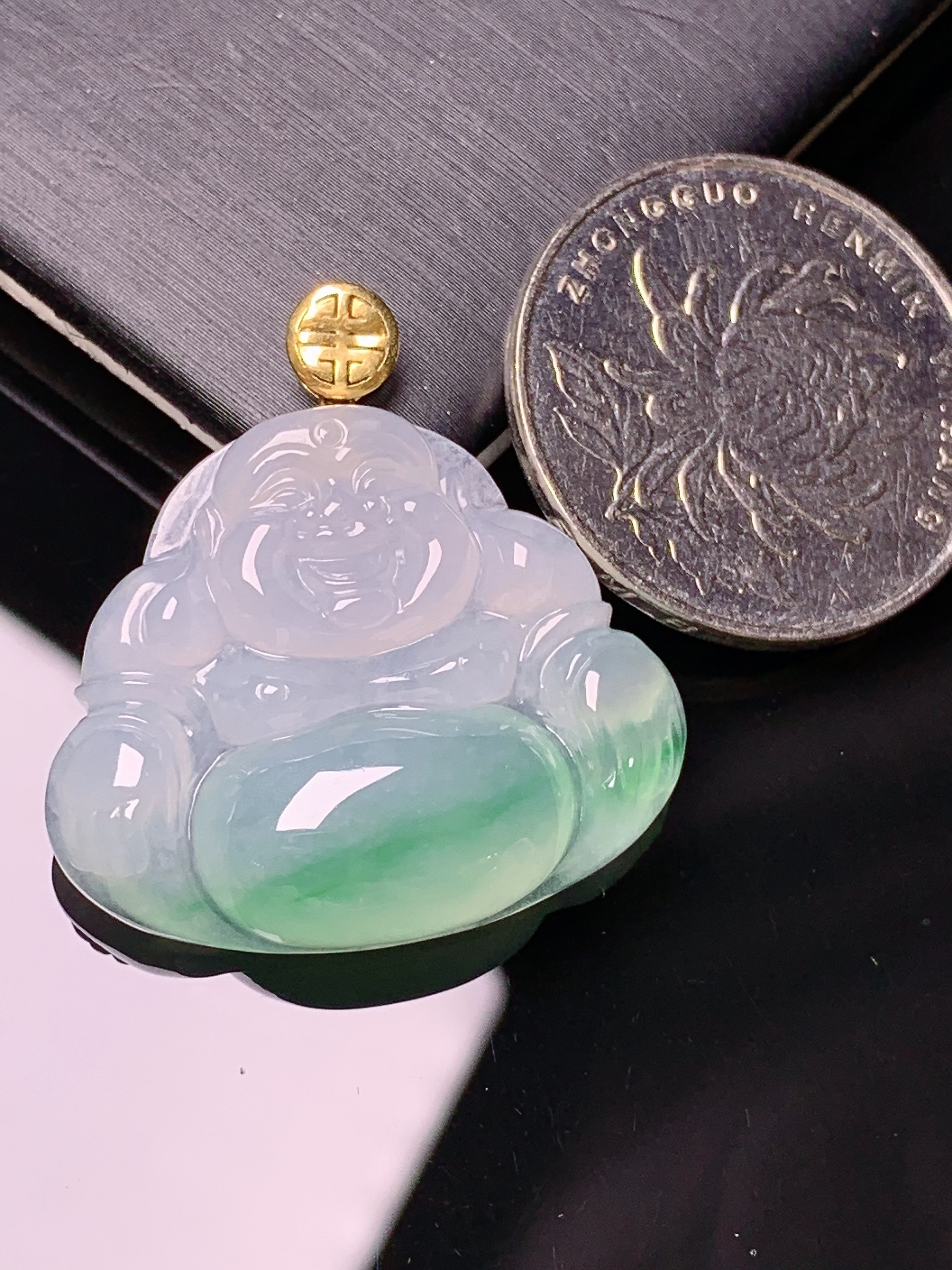 18k金镶嵌飘绿佛公吊坠 玉质细腻 色泽艳丽清新 水润亮眼 整体尺寸30.3*29.2*6.6m1