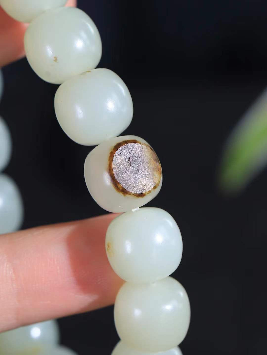 （老型珠.手串）

新疆和田籽料老型珠手串，玉质细腻油润 饱满光滑 质朴无华，悠远简单，人心境界远，百世修炼深，心灵常驻善意持，觉悟人生百世修。重63.8克    尺寸取一12.2-13mm    10352800A