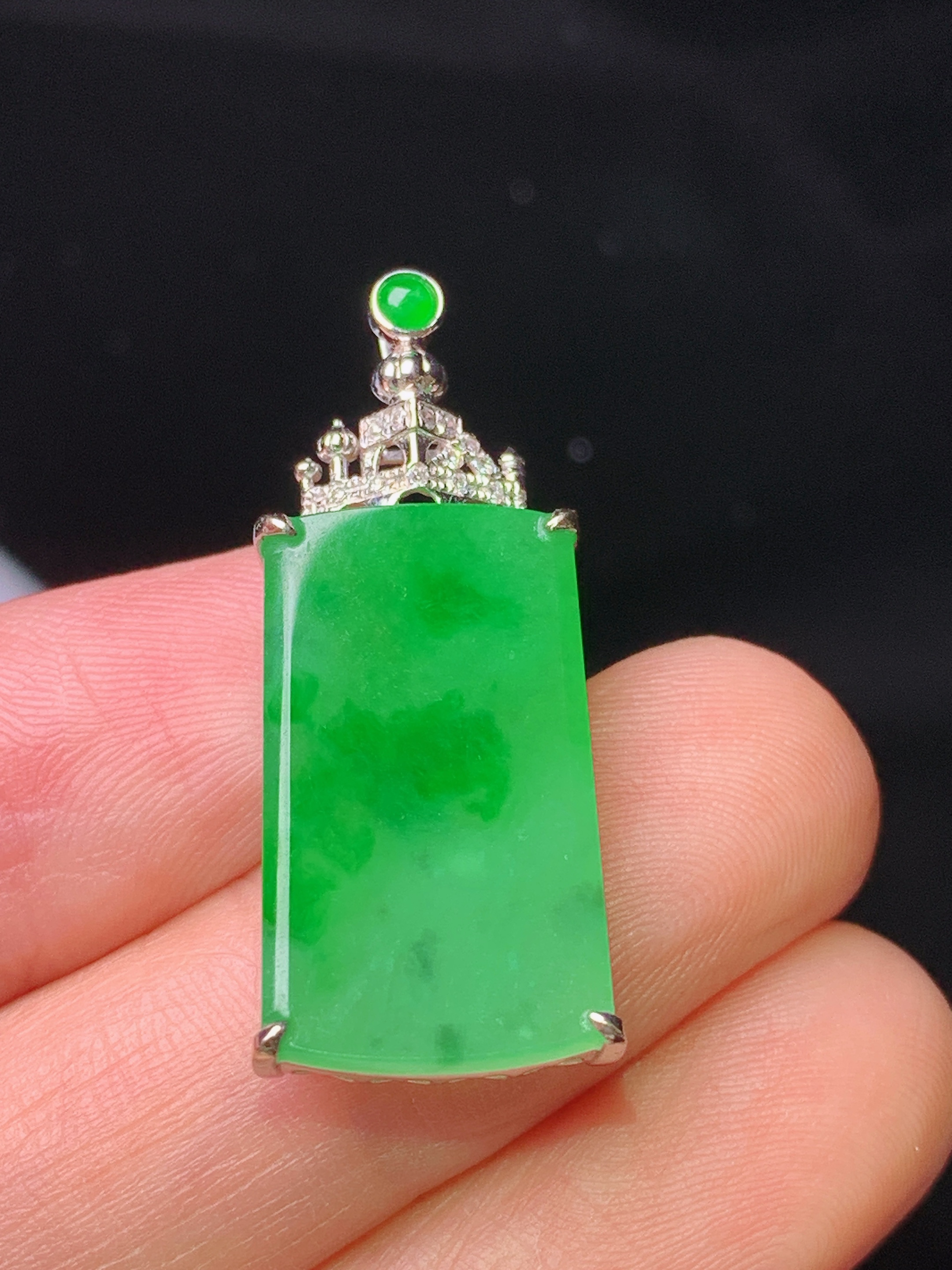 18k金钻镶嵌翠绿无事牌吊坠 玉质细腻 色泽艳丽清新 水润亮眼 整体尺寸31.2*12.7*5b1