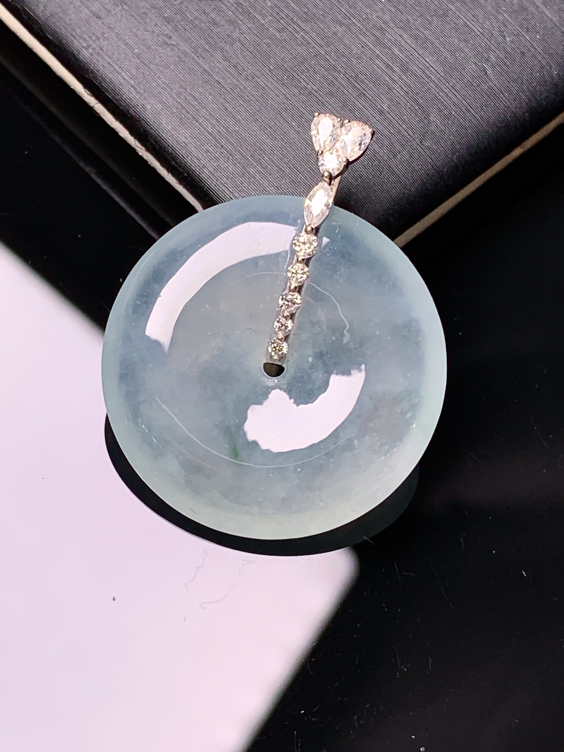 18k金钻镶嵌冰种平安扣吊坠 玉质细腻 色泽艳丽清新 水润亮眼 整体尺寸30*24.2*5.2a2