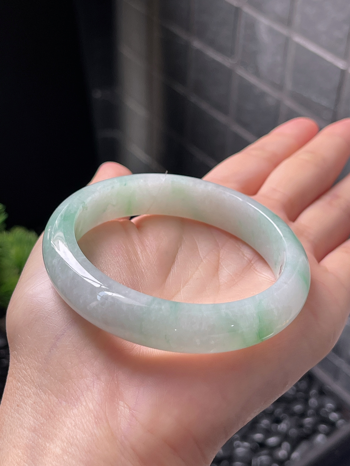 正圈54圈口，翡翠冰糯种淡绿色手镯