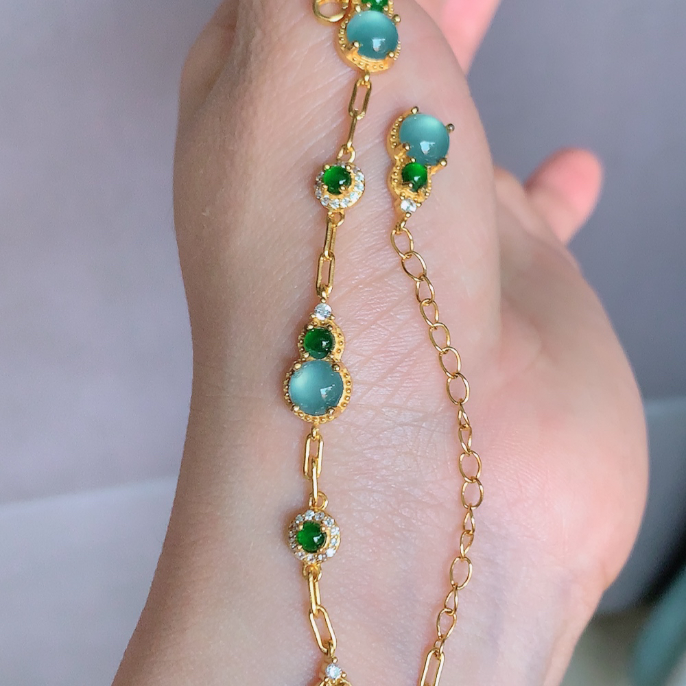 冰润翡翠蛋面手链，水水润润，珠圆玉润，颜色鲜艳，妙明清净，清秀高雅，佩戴效果优雅迷人！性价比超值 W481.31 取一尺寸：13-7.5-4.2mm    裸石尺寸大： 6.3mm  裸石尺寸小：2.5mm