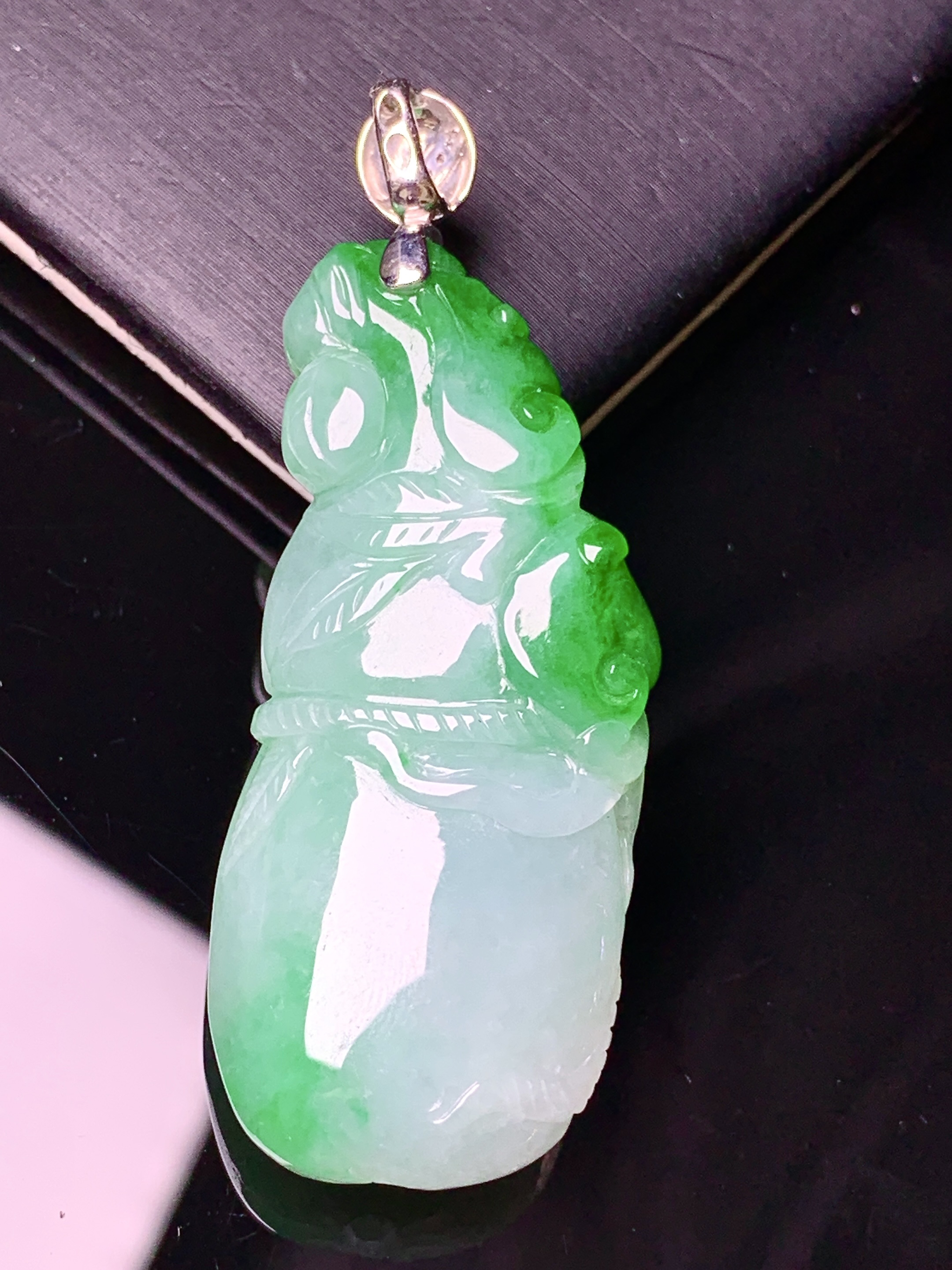 18k金钻镶嵌花开富贵吊坠 玉质细腻 色泽艳丽清新 水润亮眼 整体尺寸50.8*18.2*11b1