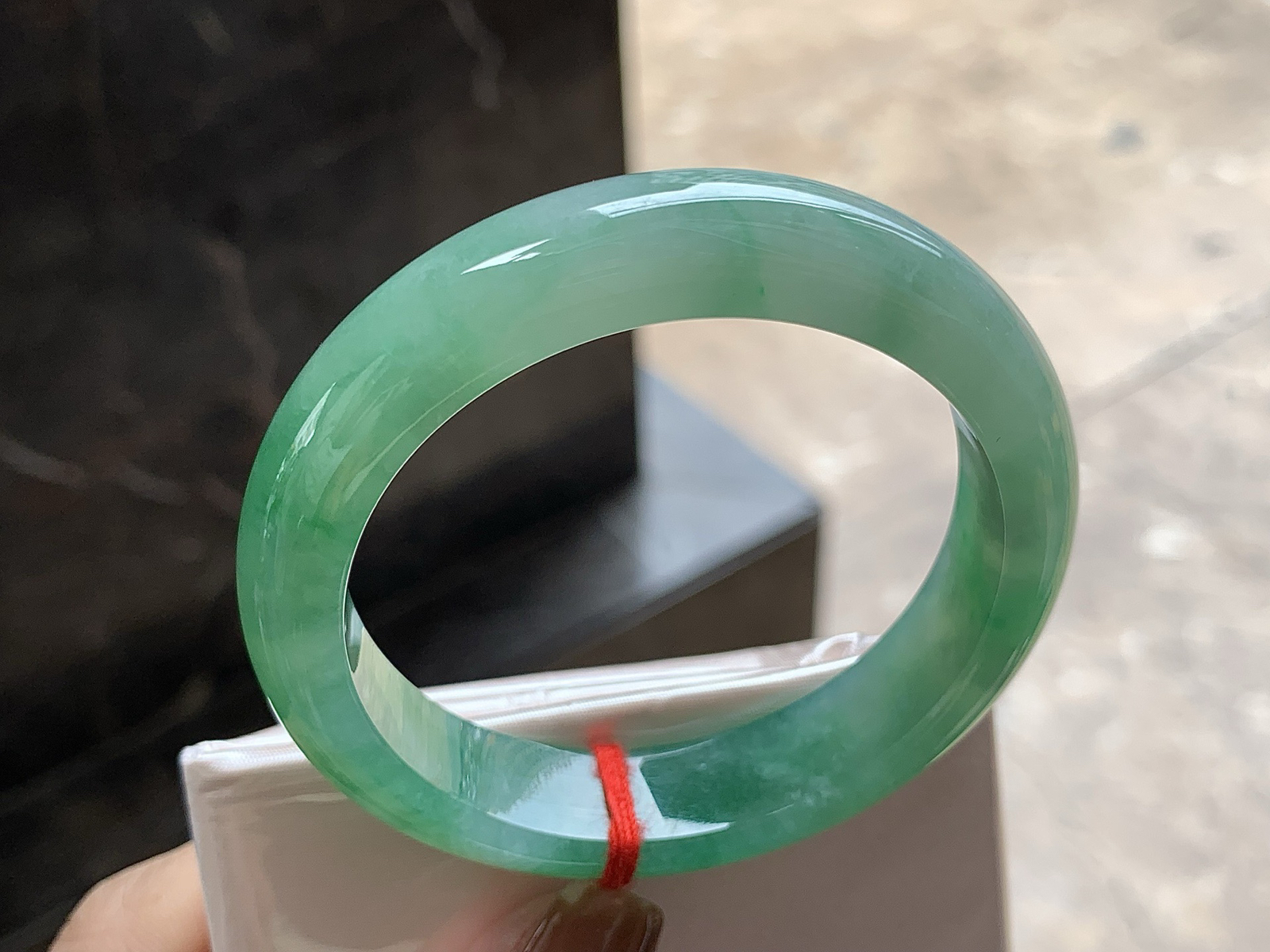 52.5-12.7-8

带色手镯^_^ 颜色鲜艳～ 种好水润