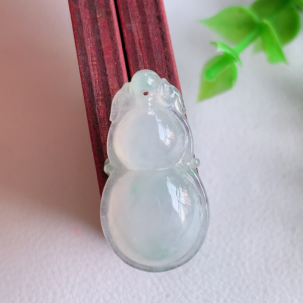 冰润葫芦翡翠吊坠  寓意“福禄双全，加官进爵，财源滚滚” 莹润通透，抱满大气  清新脱俗    W357.31  尺寸：28-15.2-6.2mm