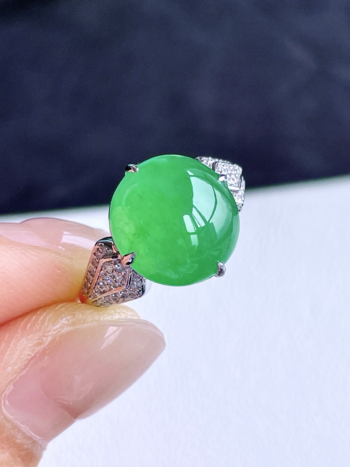 冰阳绿蛋面戒指 
【整体】12.9-12.4-7.5
【圈口】14号