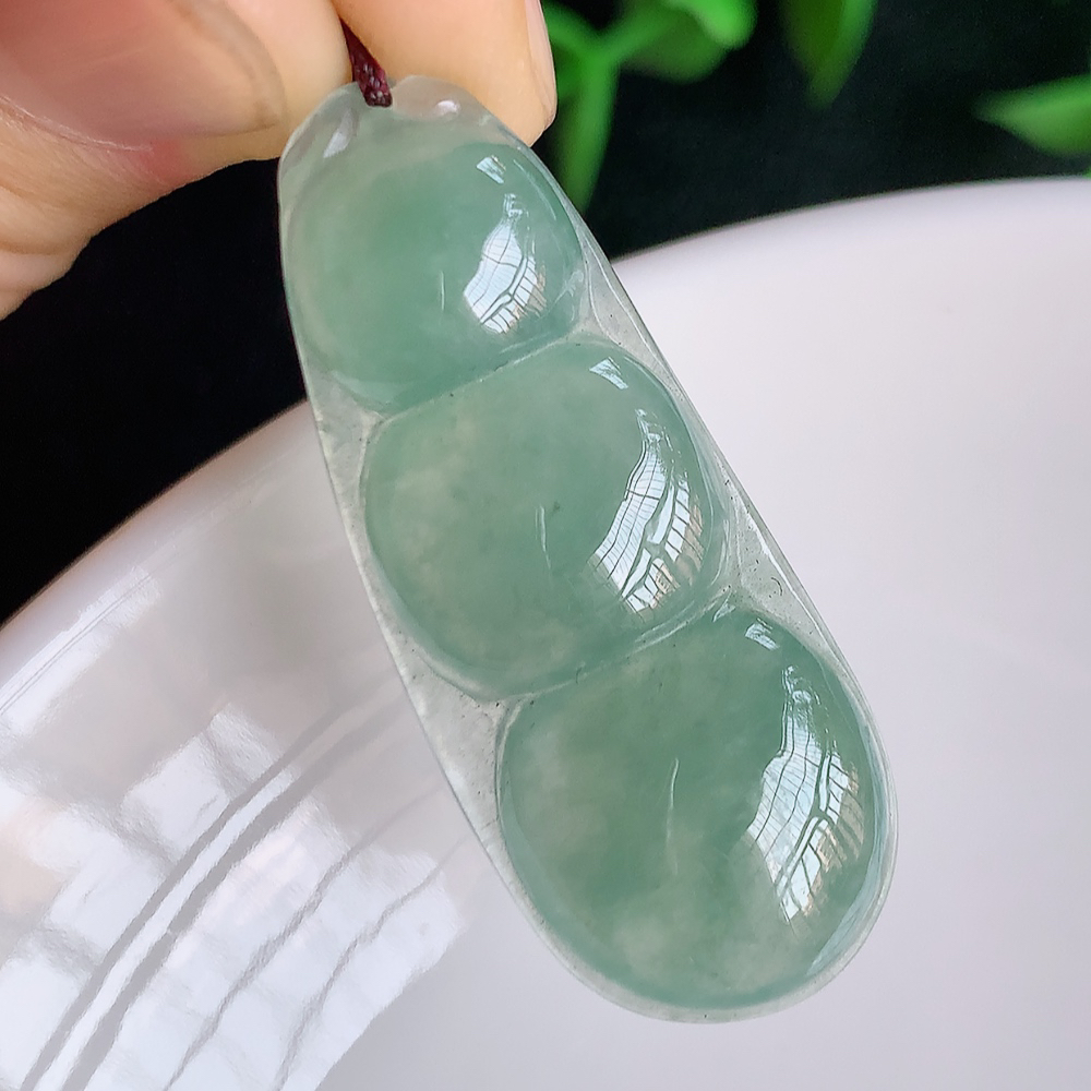 冰润福豆翡翠挂件，冰清玉洁  胶感十足  寓意“四季平安，福气满满”颜色鲜艳，清新自然，饱满通透   W357.31  尺寸：37-15-5mm