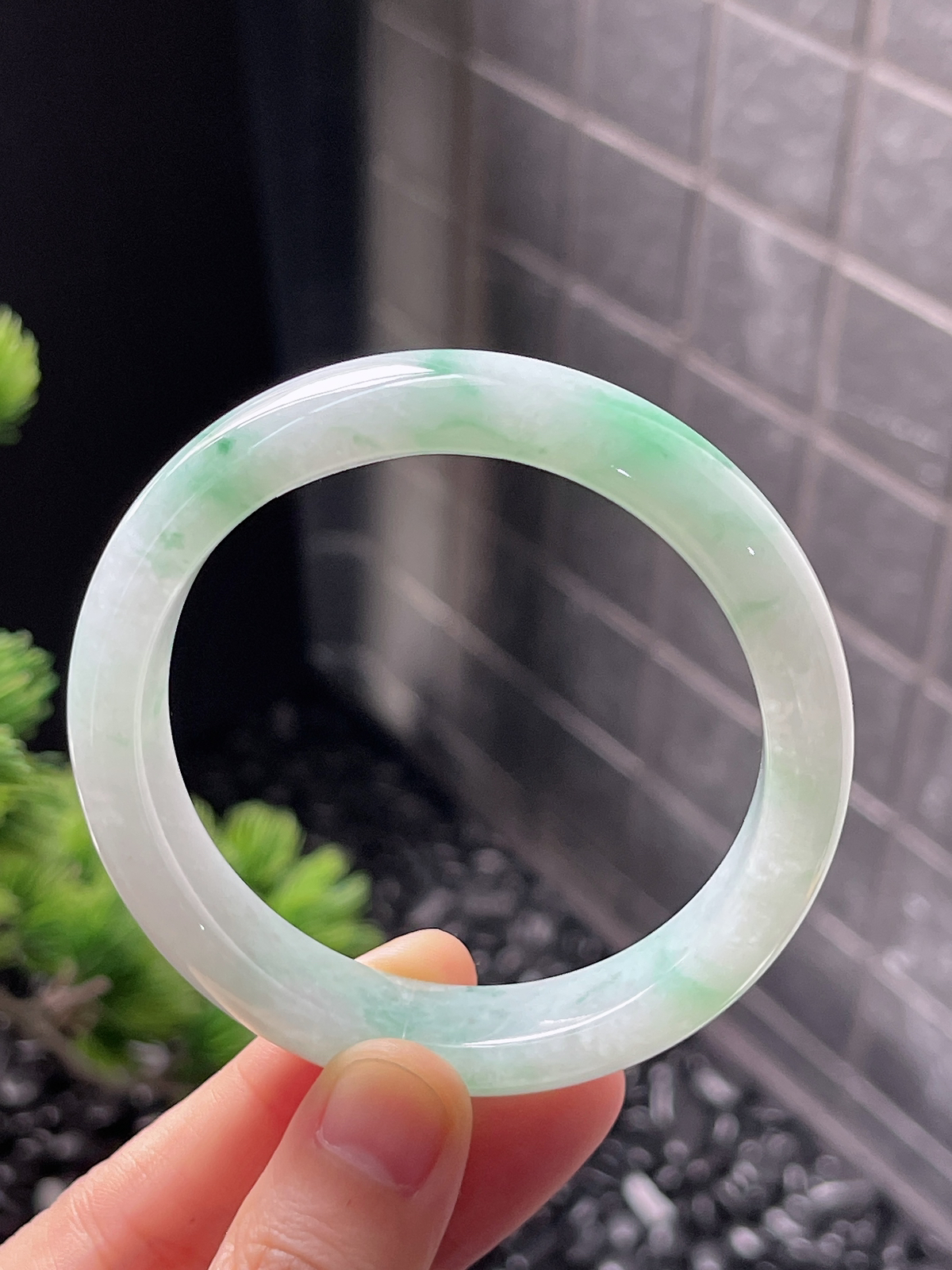 正圈54圈口，翡翠冰糯种淡绿色手镯