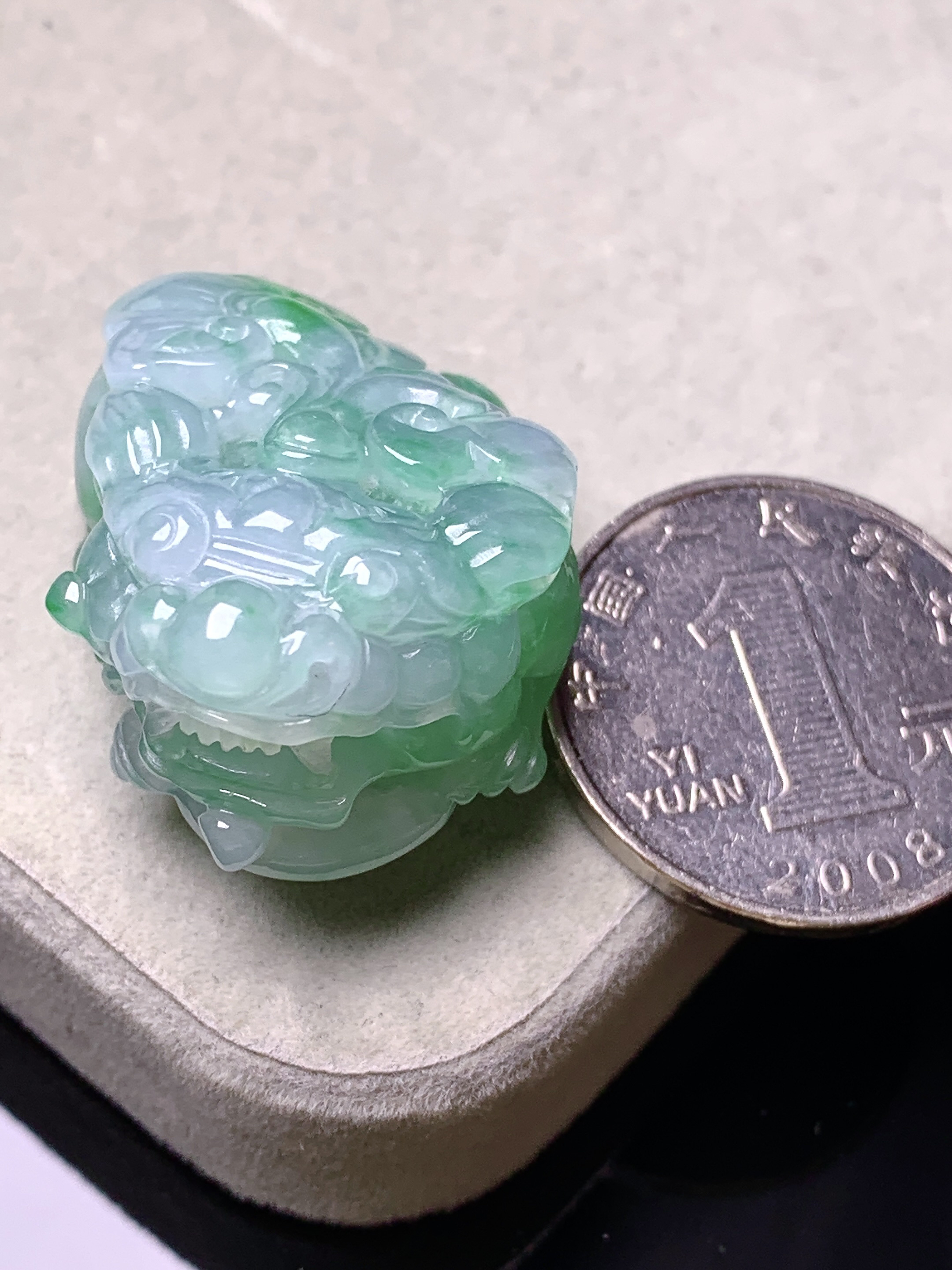 飘绿貔貅吊坠 玉质细腻 色泽艳丽清新 水润亮眼 整体尺寸34*25.6*16.3a2