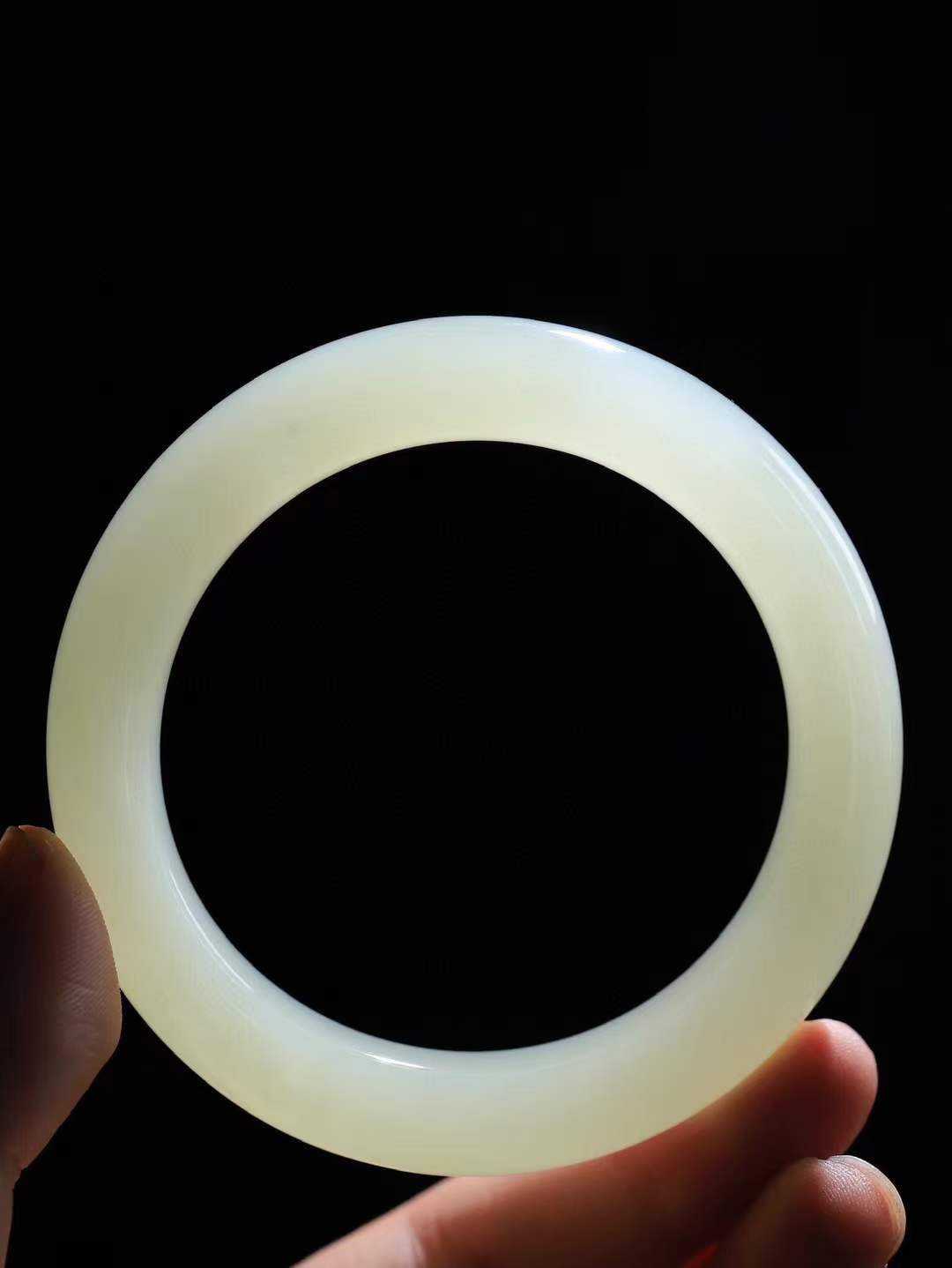 【温润于心.手镯】

精品️和田玉晴水手镯，如晴水般清澈，似晴空般纯净。每一缕纹理都诉说着大自然的馈赠，温润细腻，触手生温。佩戴它，仿佛将一片宁静的晴水湖戴在腕间，优雅从容，气质非凡。重73克  尺寸58-12.5-10.7mm  5540100T