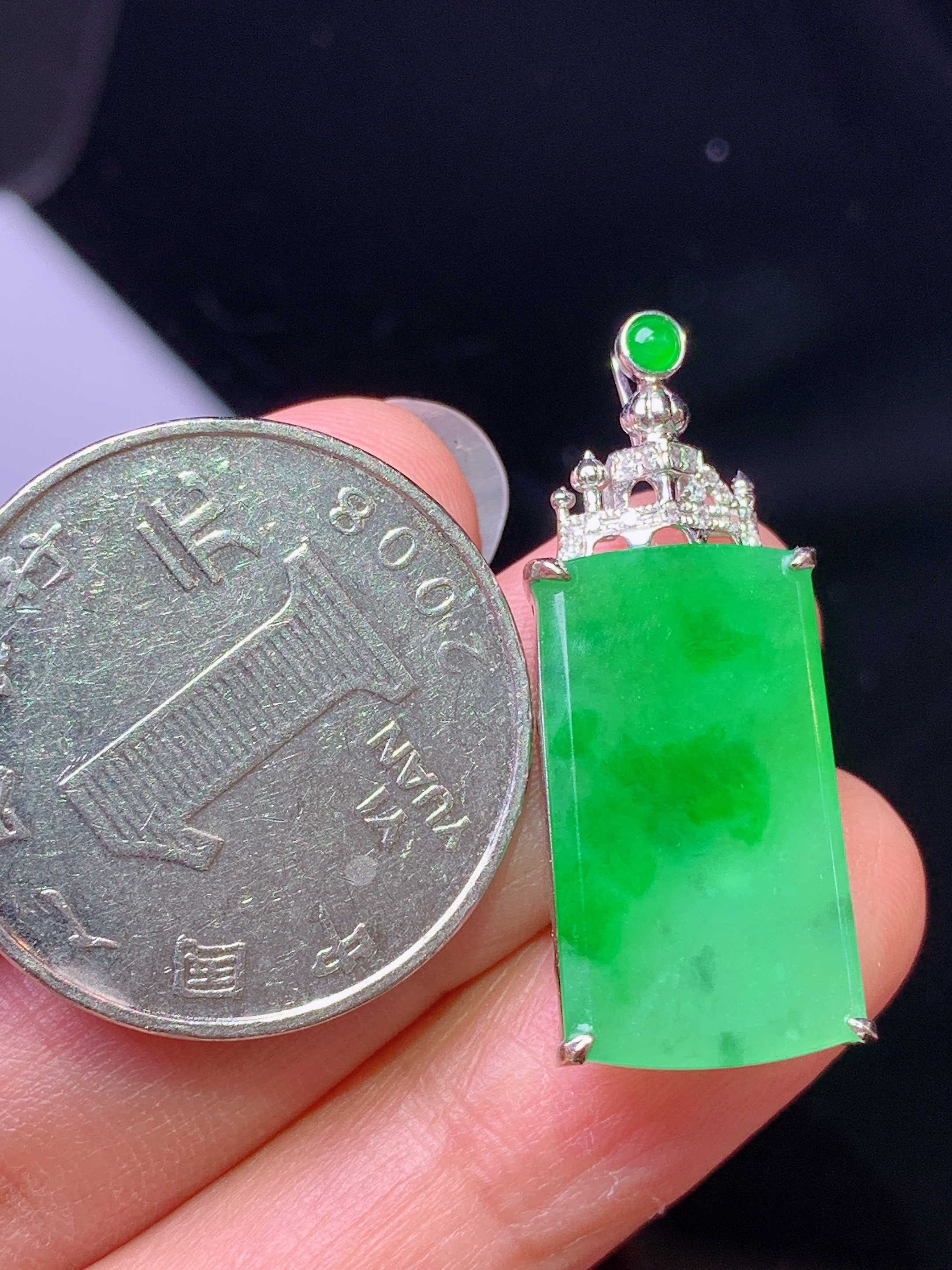 18k金钻镶嵌翠绿无事牌吊坠 玉质细腻 色泽艳丽清新 水润亮眼 整体尺寸31.2*12.7*5b1
