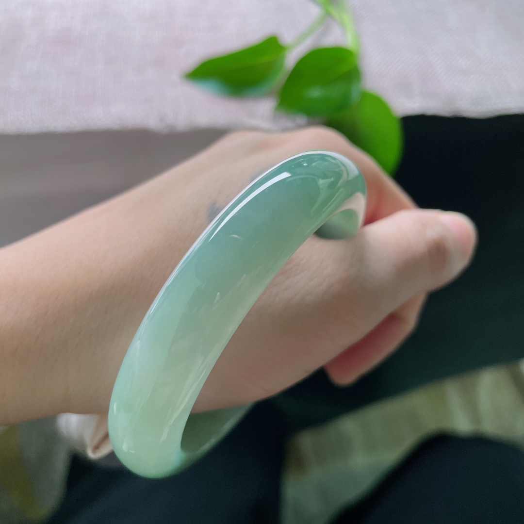 55/12.7/8.2，绿底正圈，水润，色泽均匀分布，佩戴知性，落落大方，棉线纹，″！ss49017a