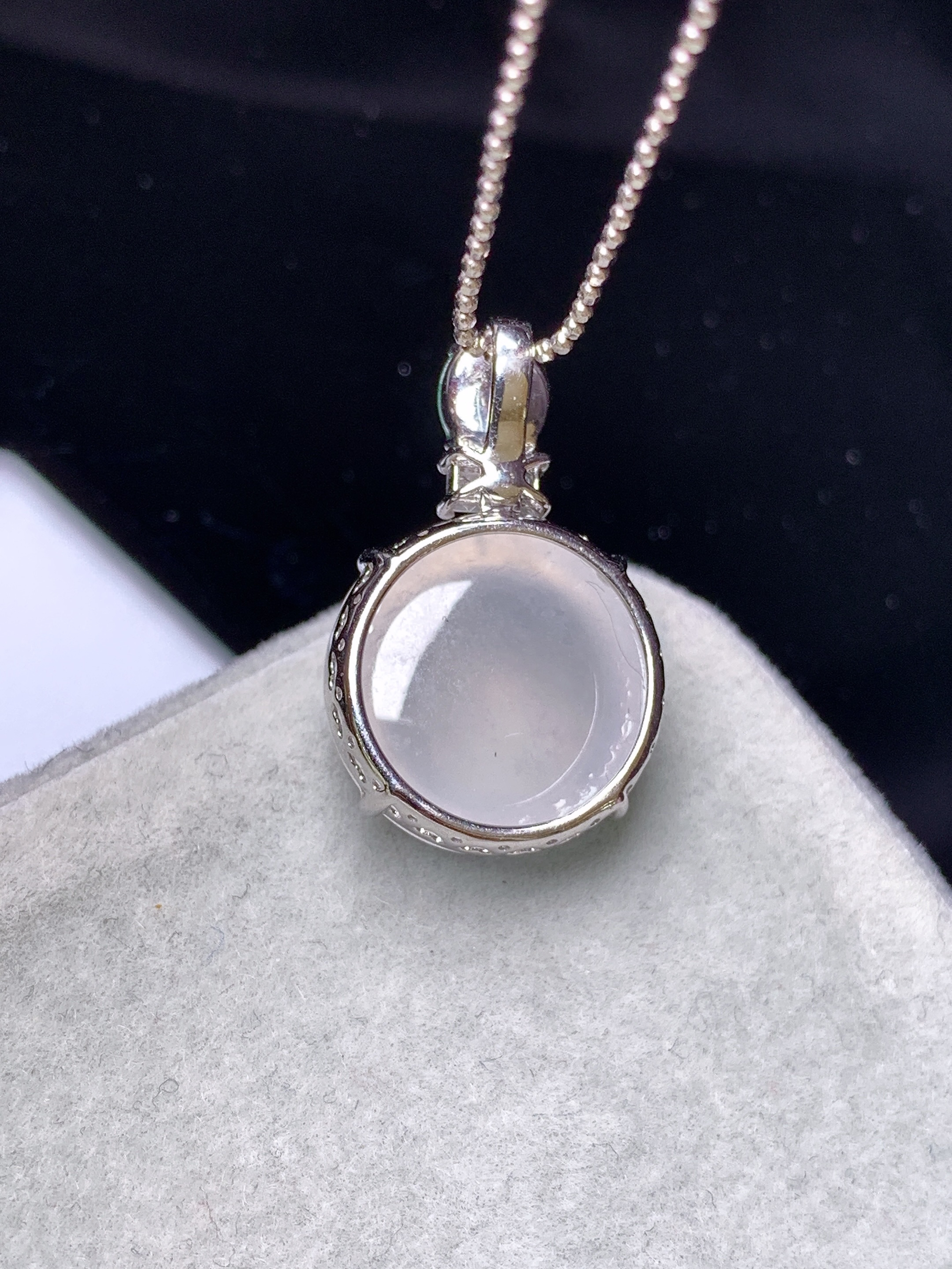 18k金钻镶嵌冰种蛋面吊坠 玉质细腻 色泽艳丽清新 水润亮眼 整体尺寸22.8*14.5*8m5