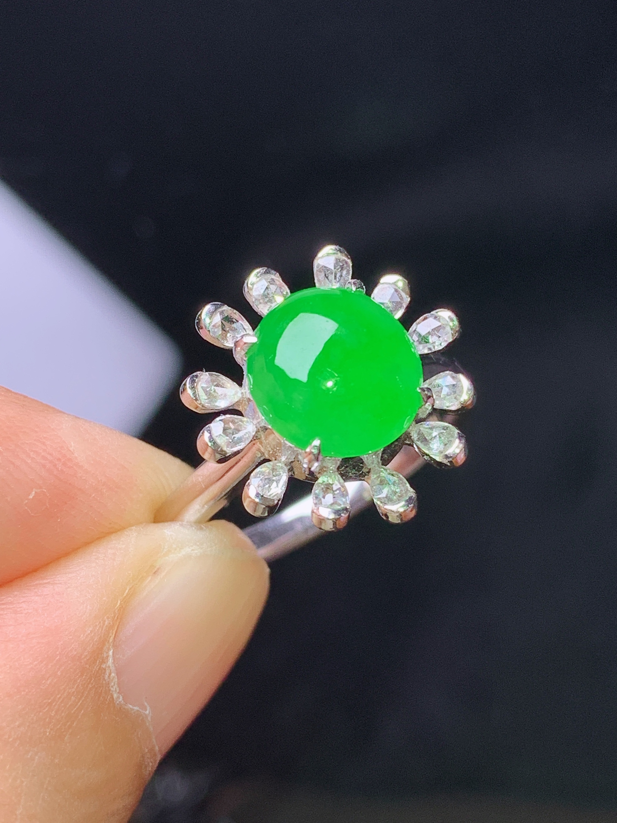 18k金钻镶嵌满绿蛋面戒指 玉质细腻 色泽艳丽清新 水润亮眼 圈口14.5 整体尺寸14.2*14*