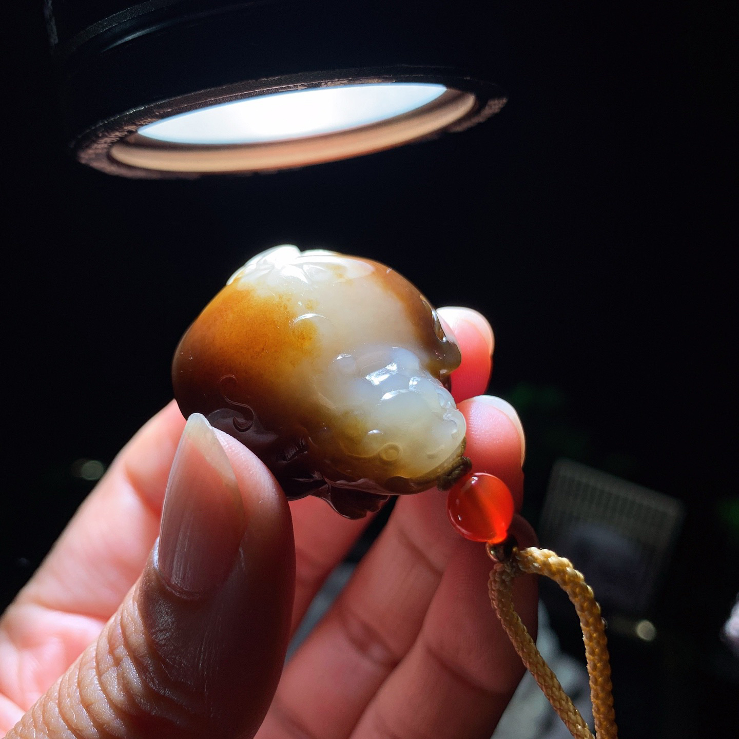 新疆和田玉且末糖龙龟挂件。尺寸34/32/17重27.5克 玉质细腻油润 底色纯净 脂粉好，品质好。lt260401