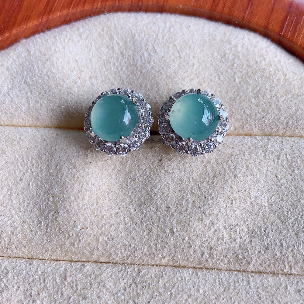 冰晴水翡翠925银镶嵌耳钉，自然光实拍，翠色灵动，颜色漂亮，种老水足，品相佳，佩戴佳品！W481.31  取一整体尺寸：9-8mm  裸石尺寸：6.2mm