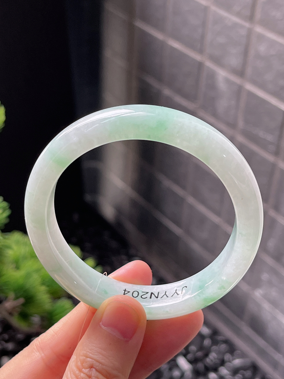 正圈54圈口，翡翠冰糯种淡绿色手镯