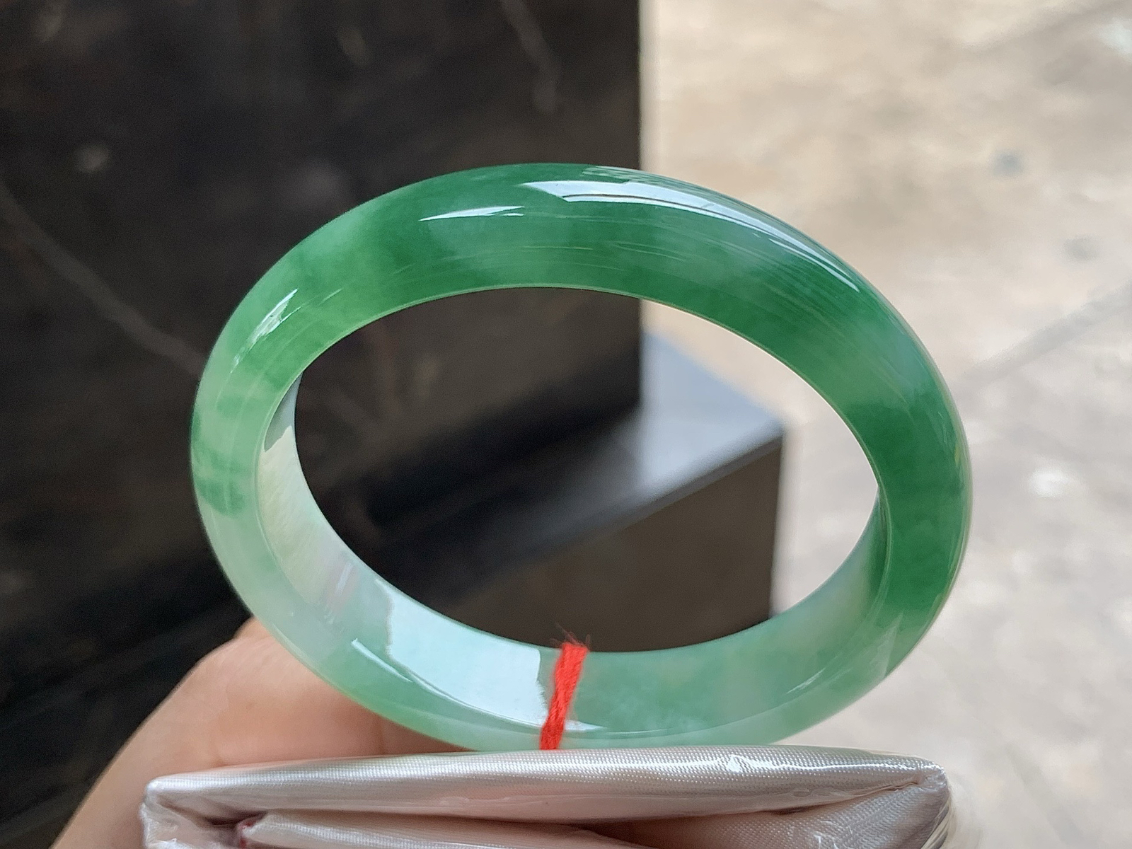 55-12.5-7.7

带色贵妃镯^_^正圈53可以带  颜色鲜艳浓郁 细腻的底子 种水好