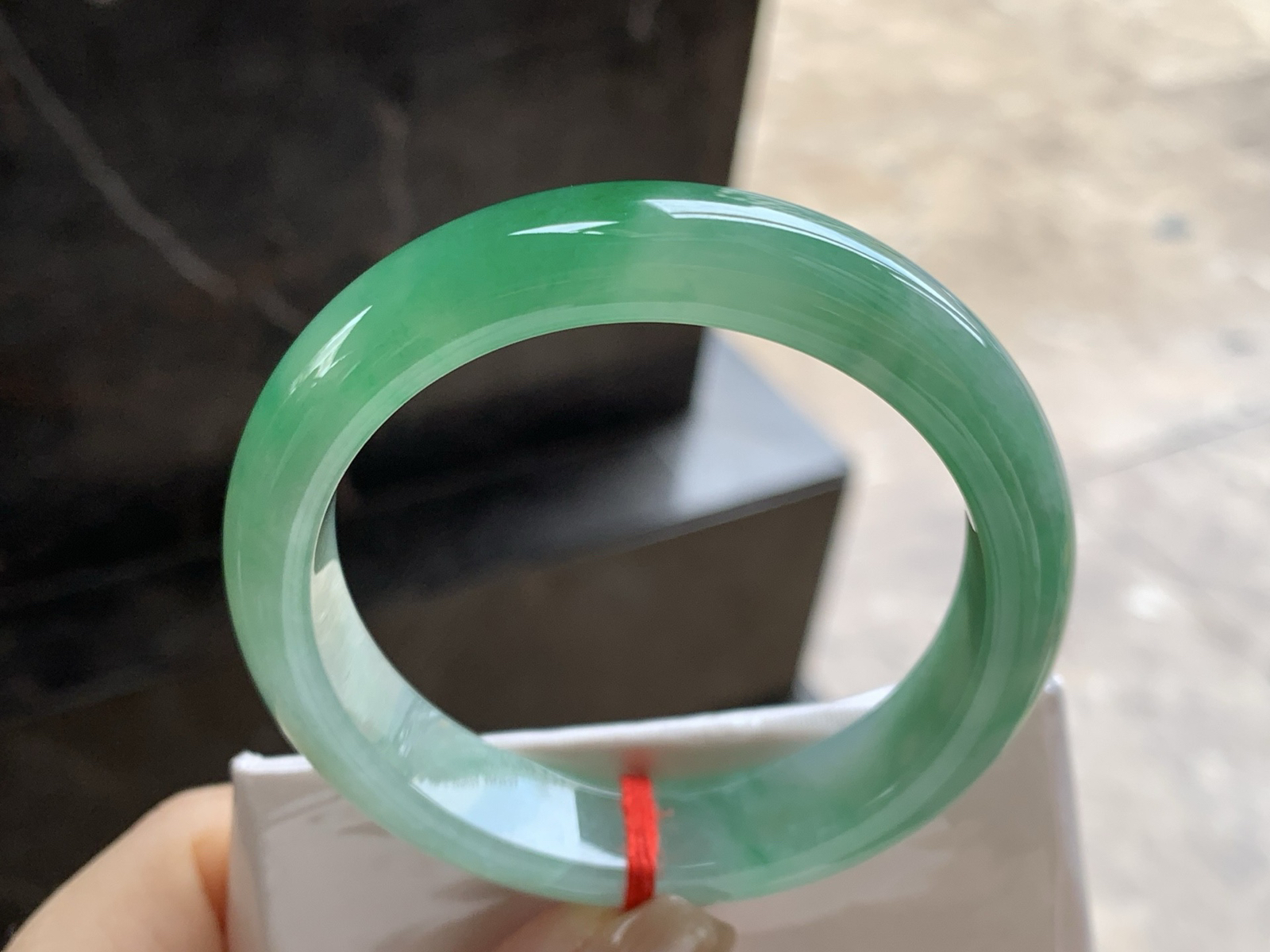 53.5-12.4-7.8

带色手镯^_^底子细腻 绿色浓郁漂亮