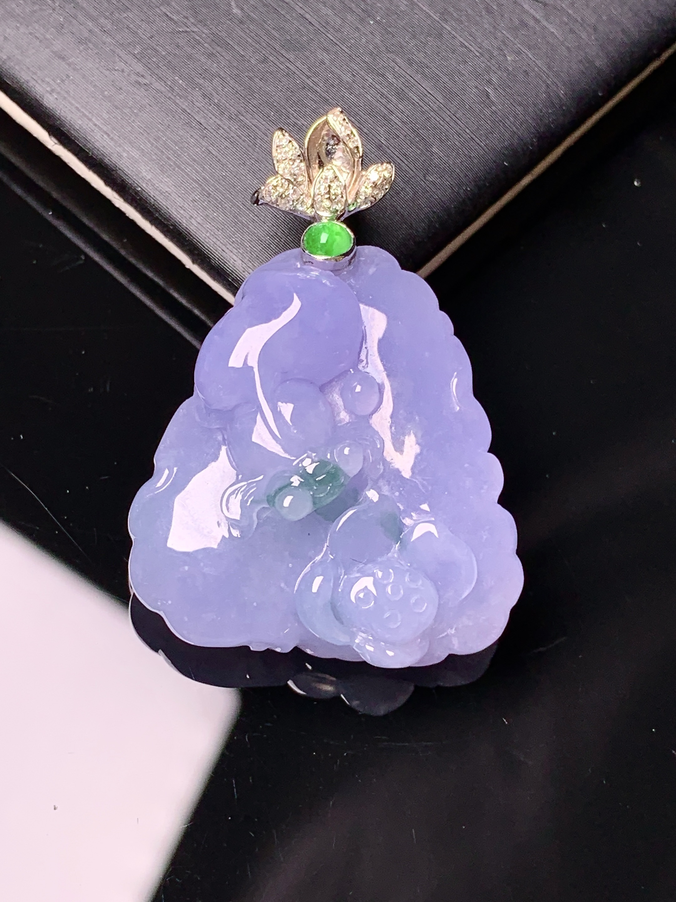 18k金钻镶嵌紫罗兰荷叶鱼吊坠 玉质细腻 色泽艳丽清新 水润亮眼 整体尺寸36.2*25.2*9.5b1