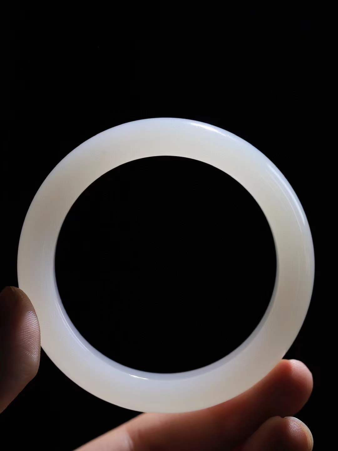 【花样年华·手镯】

精品和田玉白玉手镯，质地油润细腻，色泽高贵典雅，镯型古朴典雅。在诗情画意的雨巷相遇，你是我腕间的一抹风情，有你眸有深情，清风荡漾湖间静水，我愿俯身低眉，在烟波涟漪处，寻你深情倩影。内径54mm尺寸12.7-9.3mm 重56.3克fDT-7847100