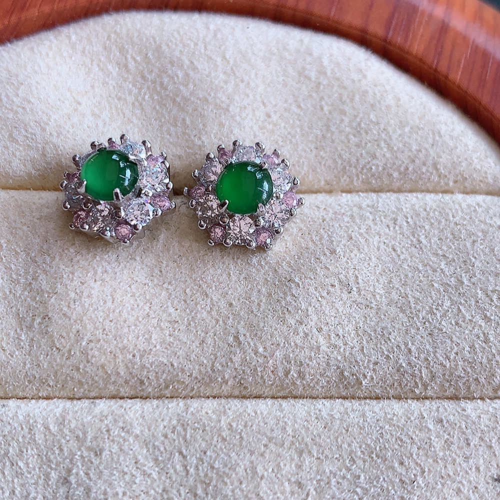 冰满绿翡翠925银镶嵌耳钉，自然光实拍，翠色灵动，颜色漂亮，种老水足，品相佳，佩戴佳品！W502.3