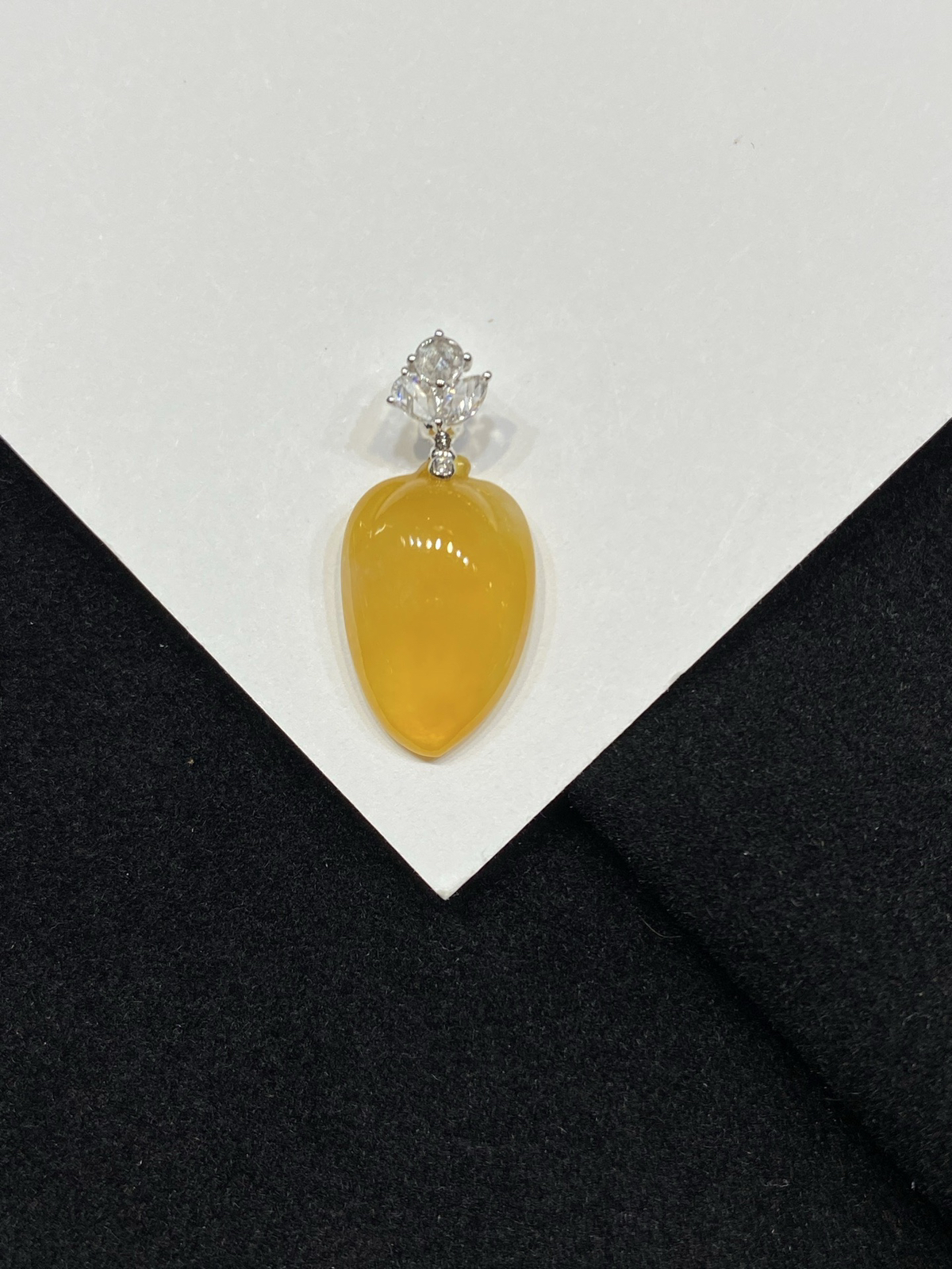 糯糯的芒果 高冰 黄翡 福瓜 裸镶 18k

整体尺寸25.2-11.6-5.4