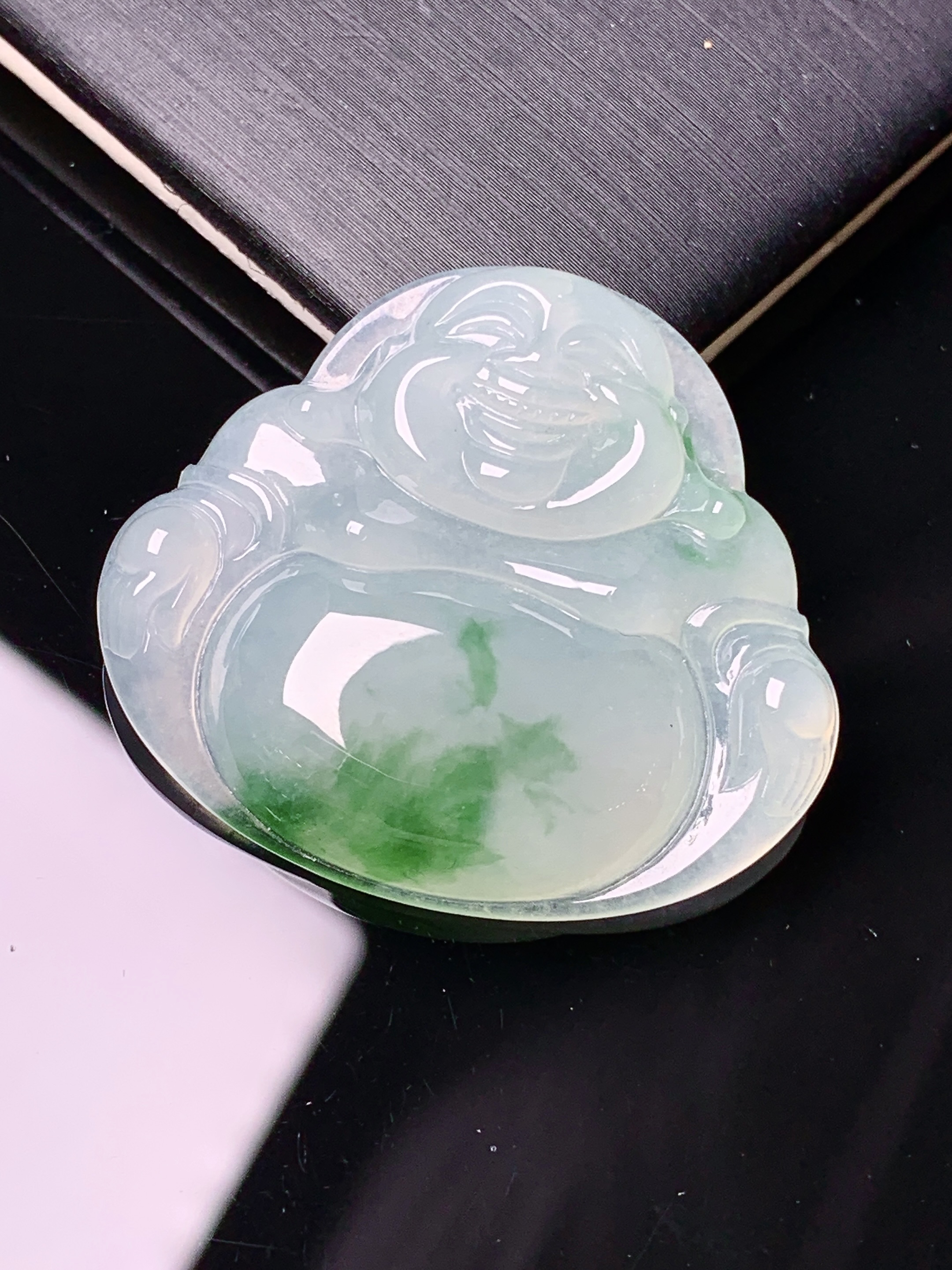 飘绿佛公吊坠 玉质细腻 色泽艳丽清新 水润亮眼 整体尺寸31.2*34.8*6x1