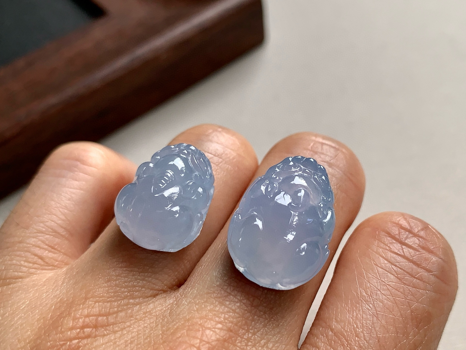 冰紫貔貅一对，形体圆润，线条流畅。
尺寸19.4×14.8×8.4/16.3×13.1×8