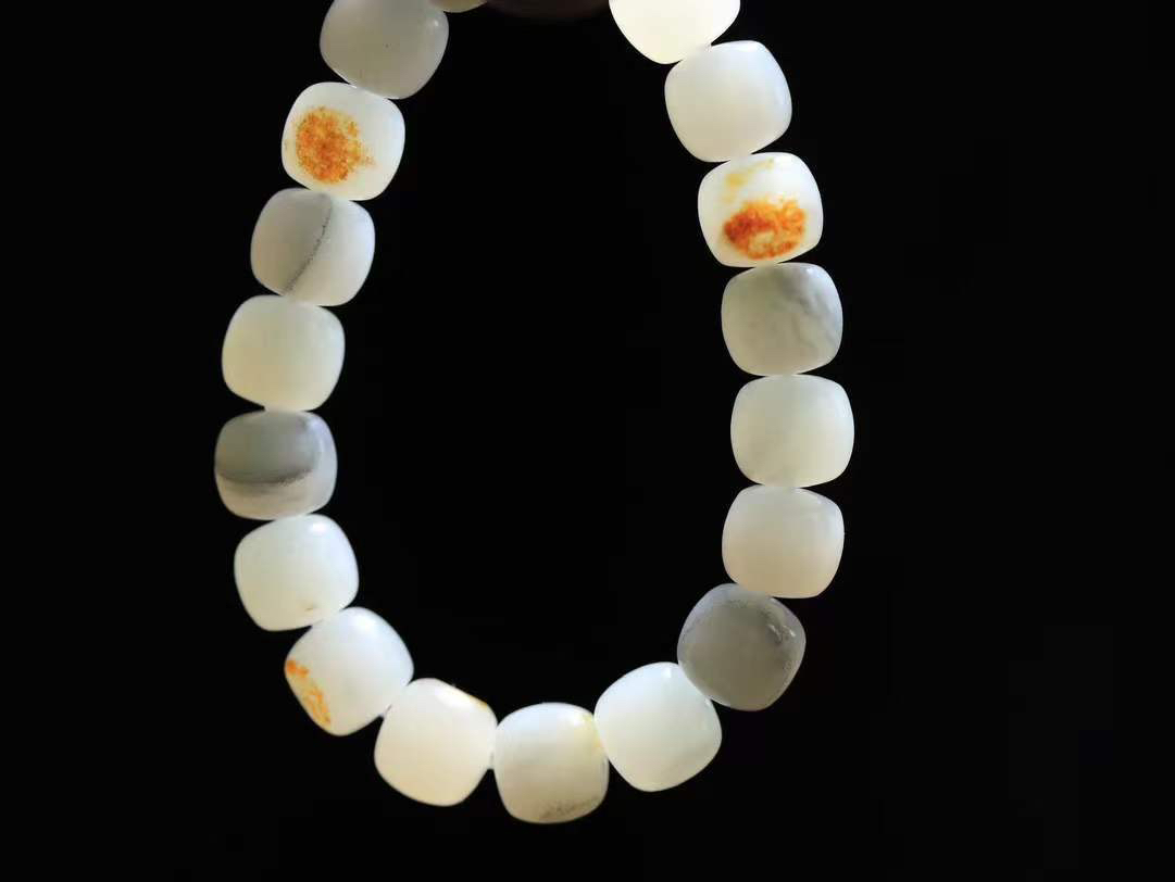 （老型珠.手串）

新疆和田青花籽料老型珠手串，玉质细腻油润 饱满光滑 质朴无华，悠远简单，人心境界远，百世修炼深，心灵常驻善意持，觉悟人生百世修。重35克    尺寸取一9.4-10.2mm    10352800A