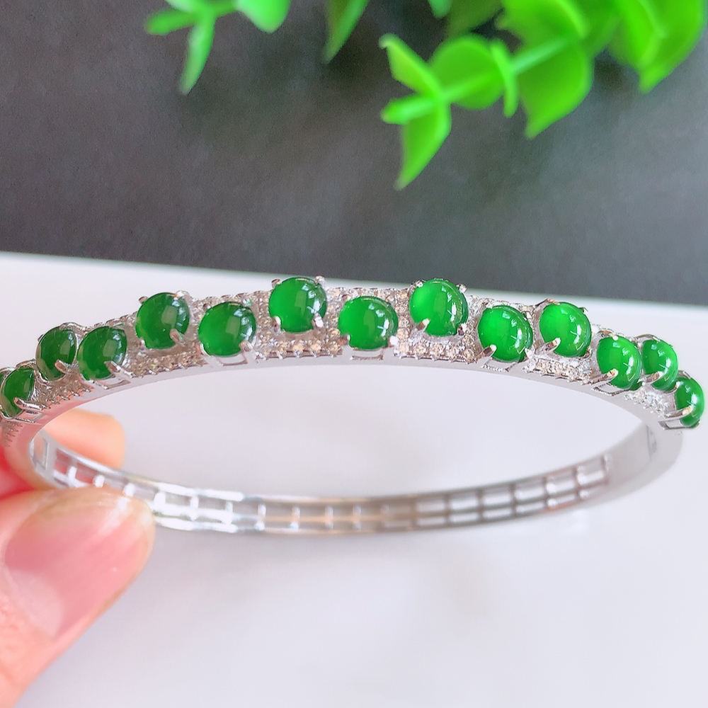 冰满绿翡翠贵妃手镯58-49mm，冰润飘花贵妃翡翠手镯，玉质细腻水润，色泽清秀亮丽，老种飘绿  上手