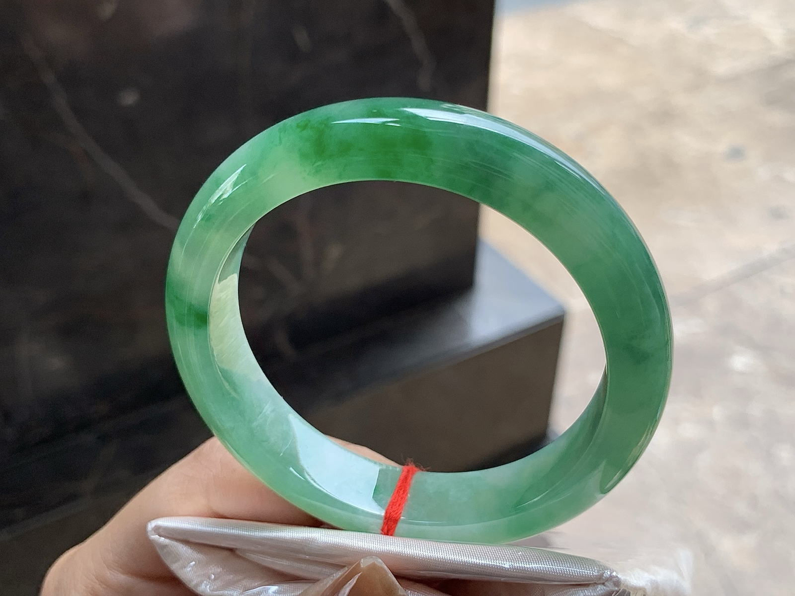 56.5-12.7-8.7
                              
带色手镯^_^ 颜色鲜艳 细腻