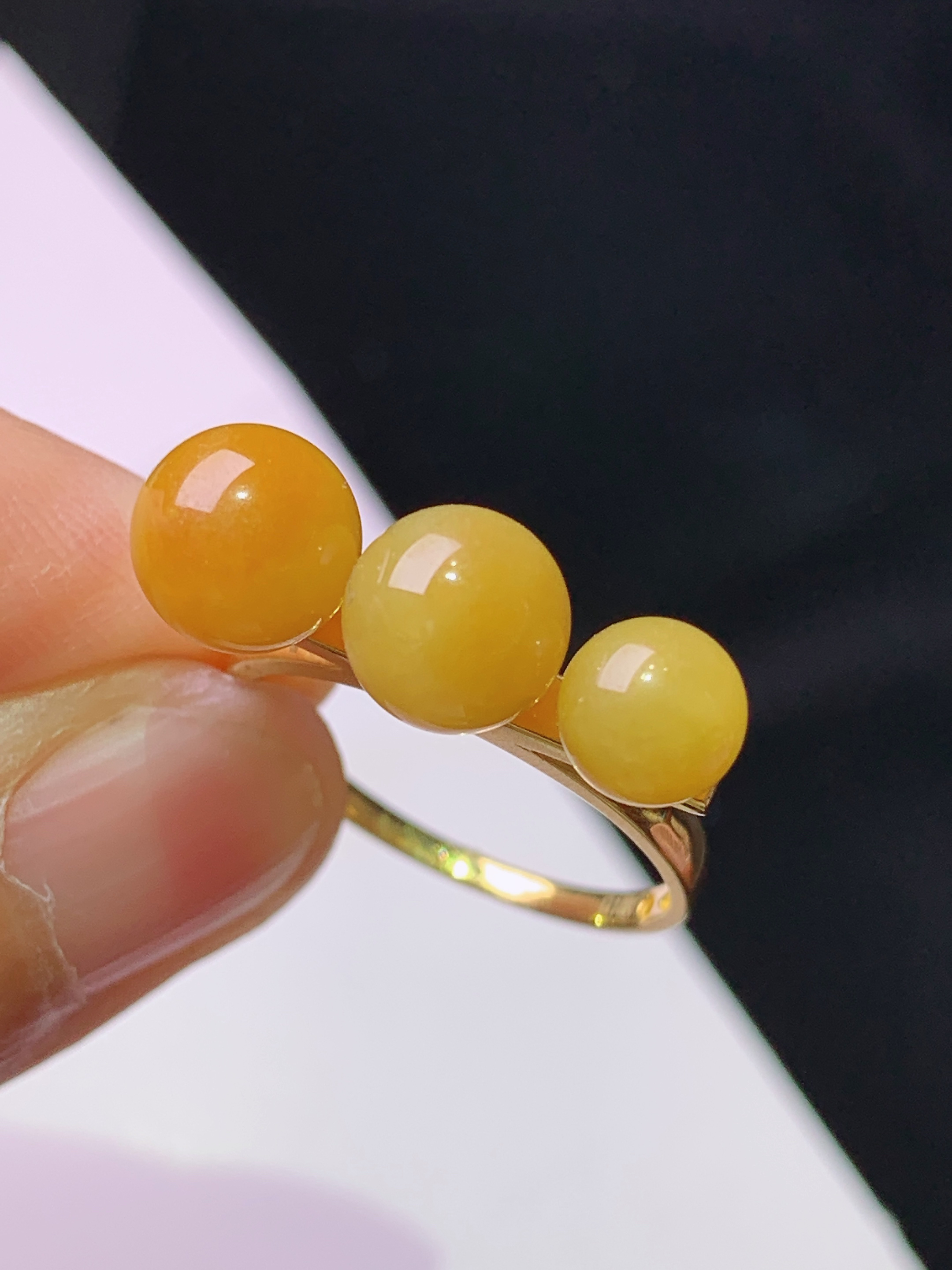 18k金镶嵌黄翡圆珠戒指 玉质细腻 色泽艳丽清新 水润亮眼 圈口14 整体尺寸7.3b1