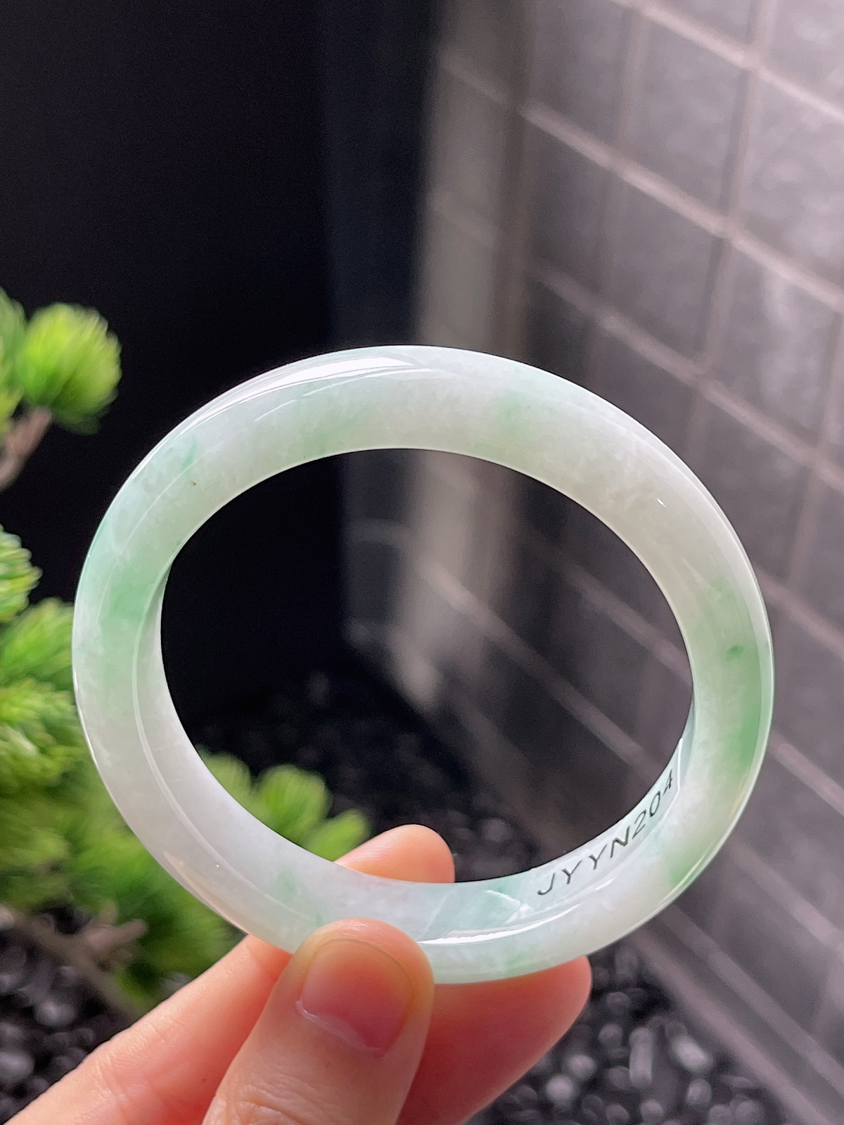 正圈54圈口，翡翠冰糯种淡绿色手镯