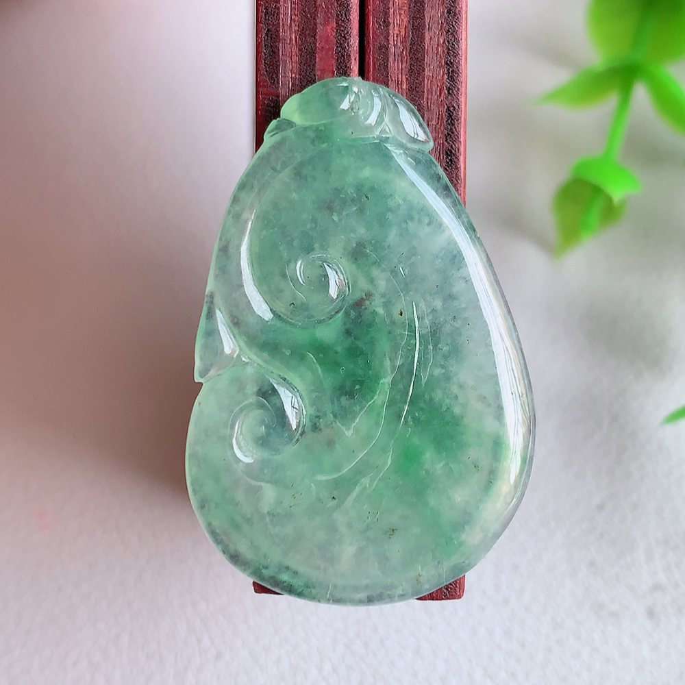 冰润飘花吉祥如意翡翠吊坠  寓意“万事如意，吉祥如意,福寿绵长 心想事成”饱满大气，通透水润  W0