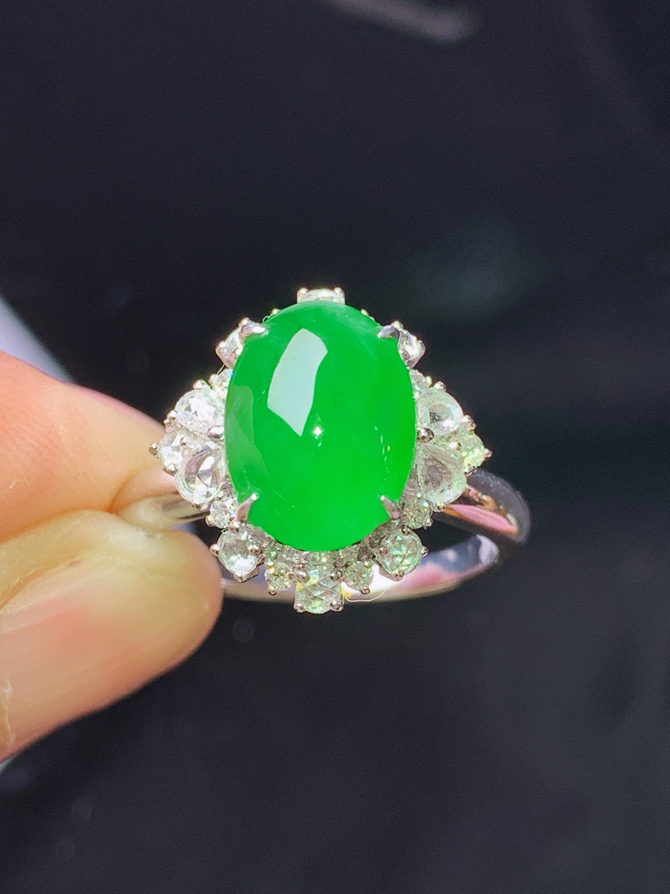 18k金钻镶嵌满绿蛋面 玉质细腻 色泽艳丽清新 水润亮眼 圈14 整体尺寸14.8*15*10.3j
