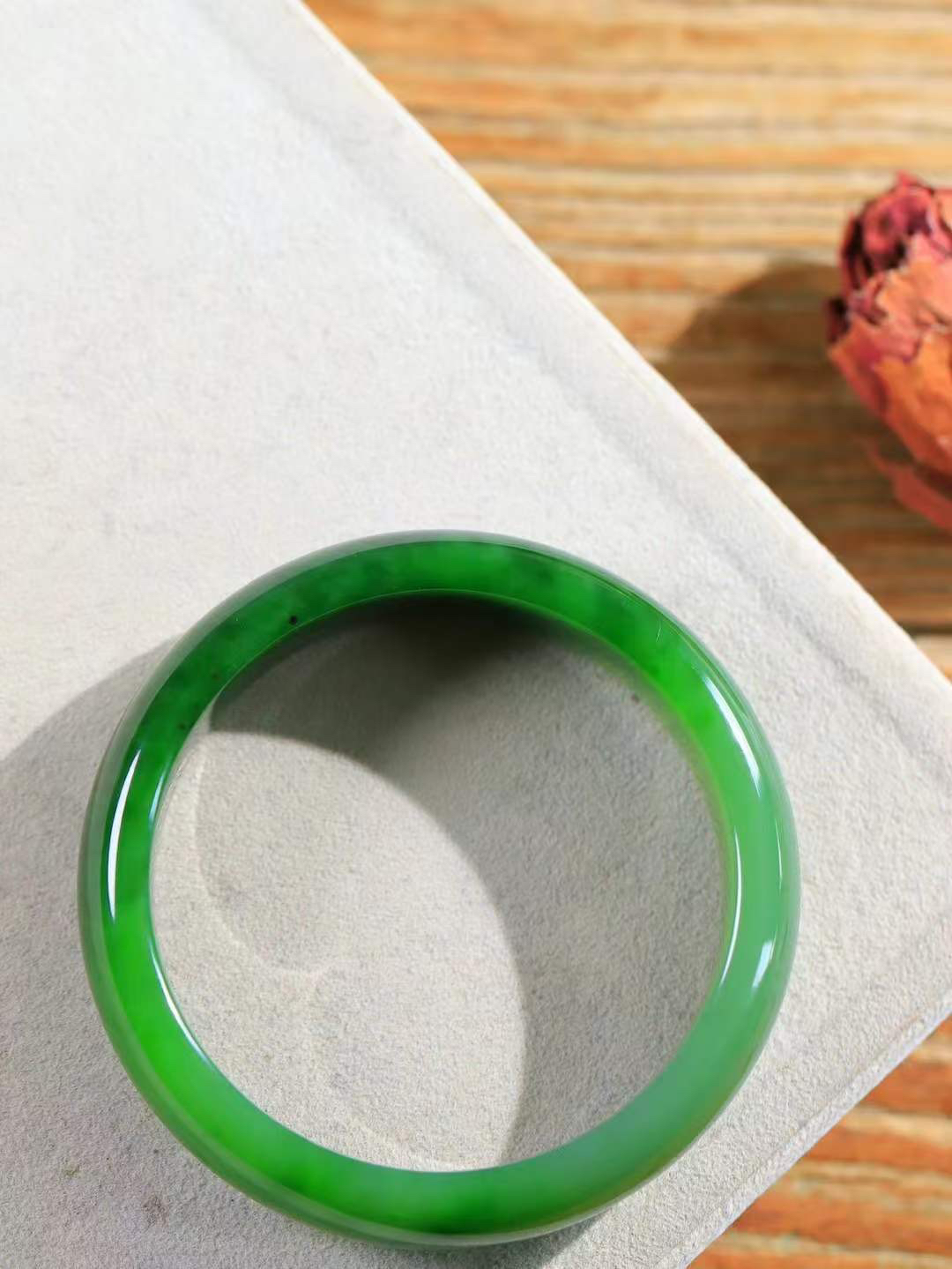 【悠悠芳华.镯】

精品️和田玉碧玉手镯 玉质温润 青葱岁月，尽收腕中，婉转流畅，凝岁月悠长。盈一眸恬淡，挽一抹绿意。重79.5克 内径61mm尺寸17.9-8mm5648113T