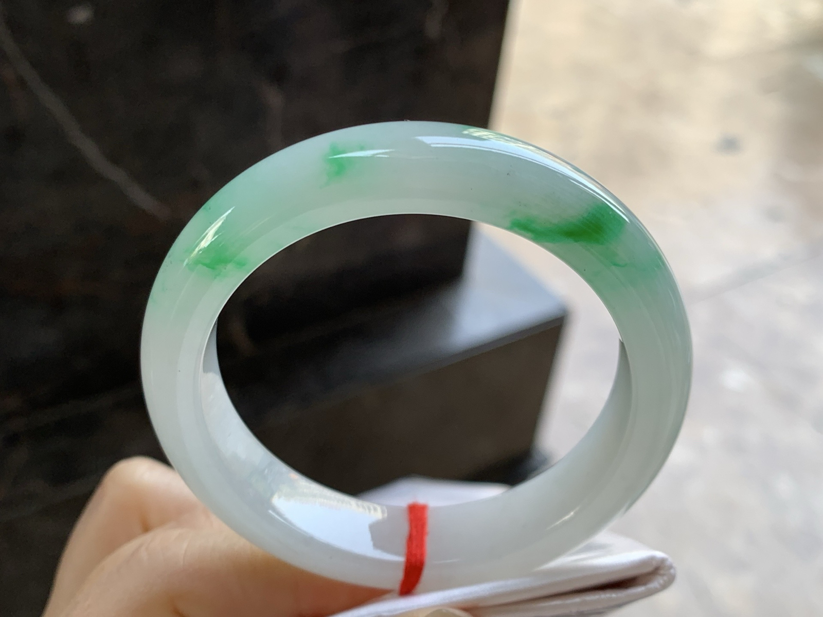 53-12.5-8.5

阳绿色手镯^_^底子细腻有种水 绿色点缀