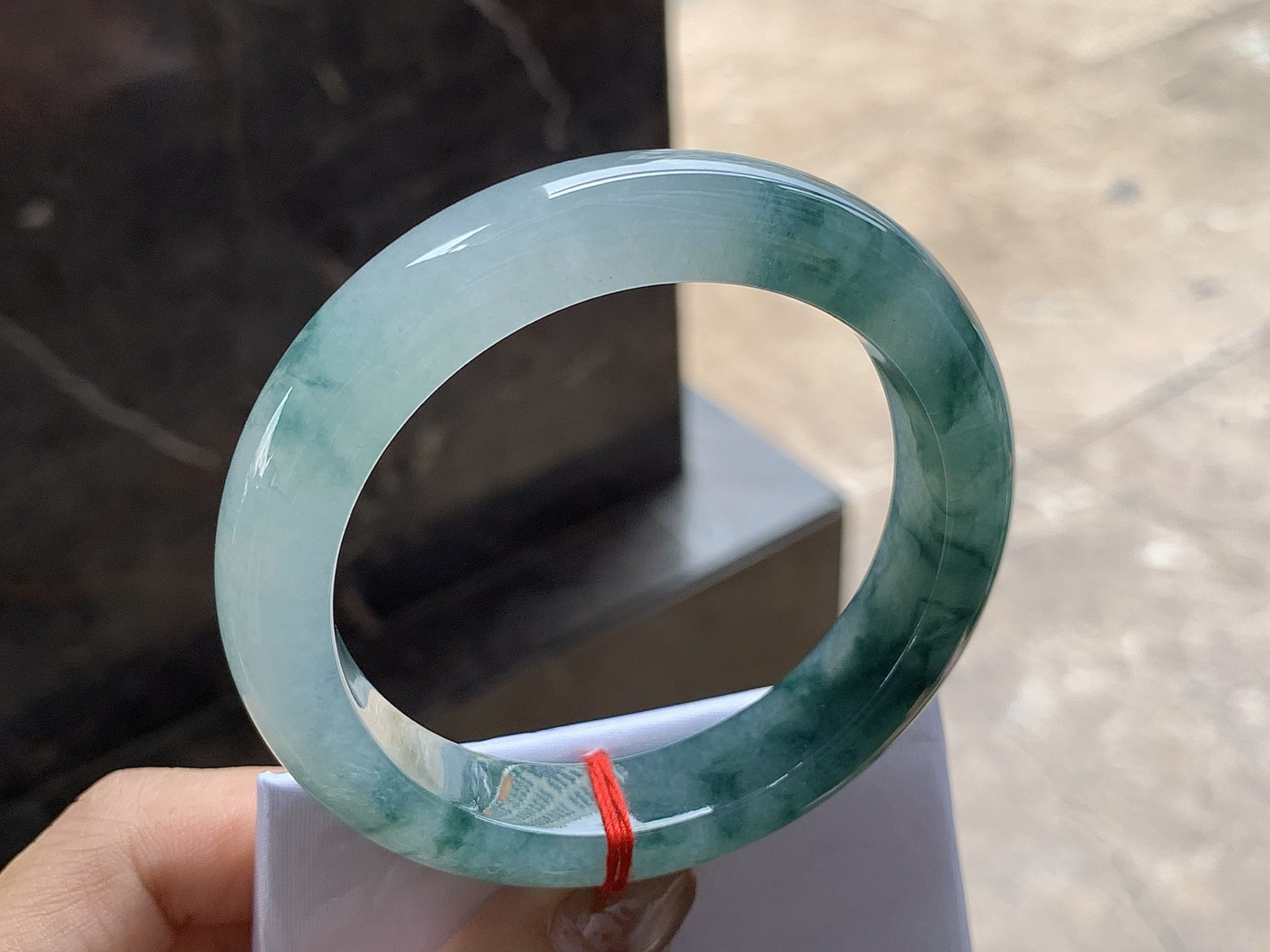 56.5-12.5-9.1

飘花手镯^_^鲜艳 玉质细腻 花色好看