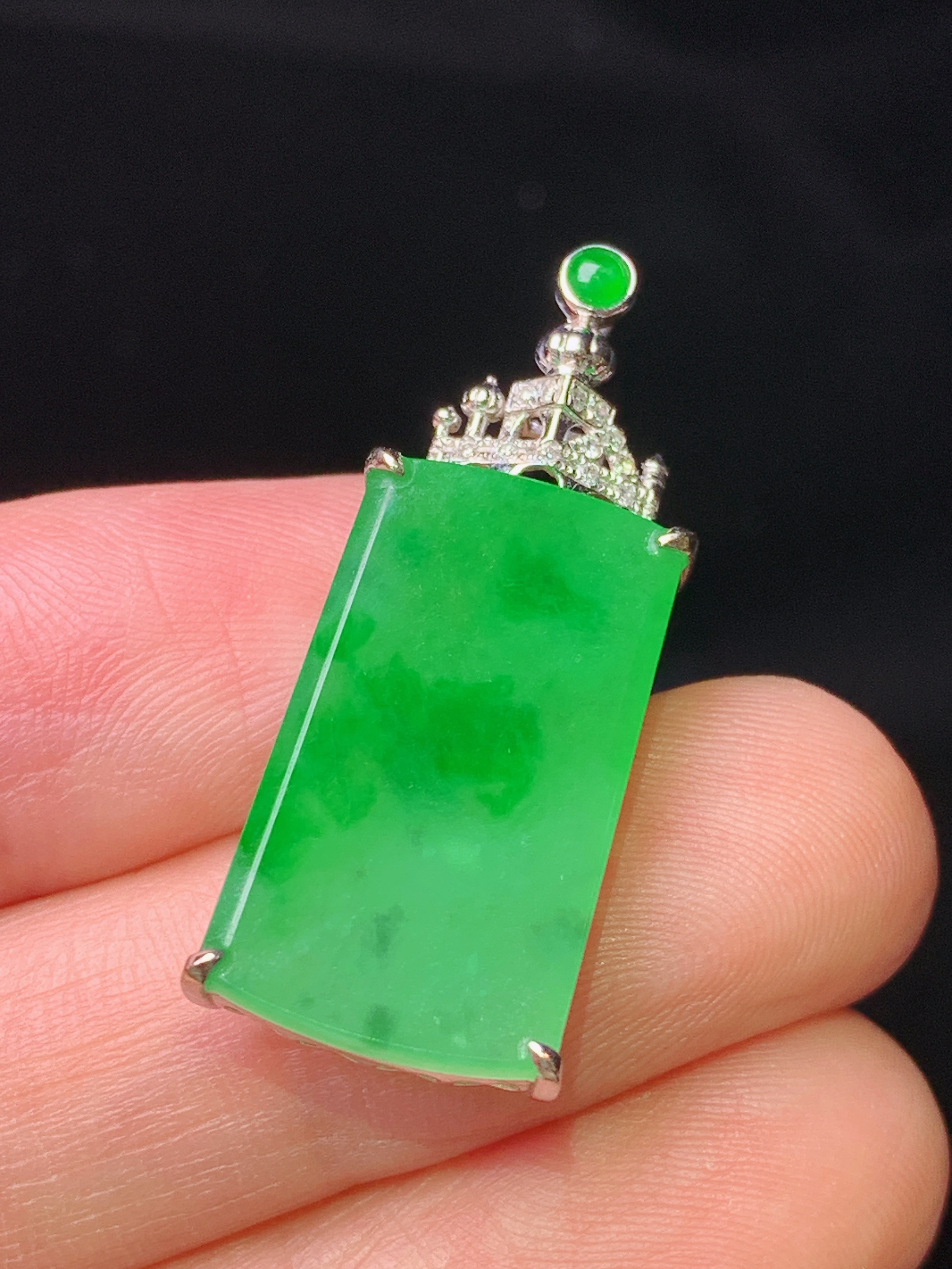 18k金钻镶嵌翠绿无事牌吊坠 玉质细腻 色泽艳丽清新 水润亮眼 整体尺寸31.2*12.7*5b1