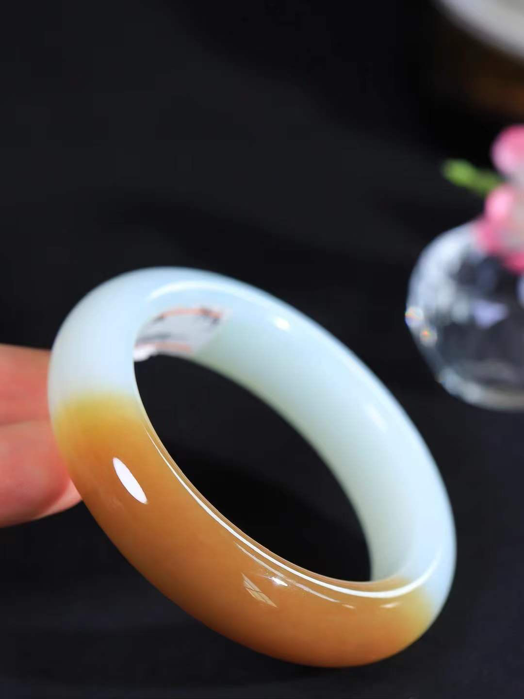 【婉约佳人.手镯】

收藏级臻品️和田玉糖白玉手镯 玉质温润细腻 油性十足 手感舒适，高华雅逸，线条流畅，简约大气，美自天成，素雅高贵。佩戴于腕间，婉约之美，举手投足间透出那份低调奢华。重74.8克 内径54.5mm  尺寸15.6-10mm   FDT-7845133